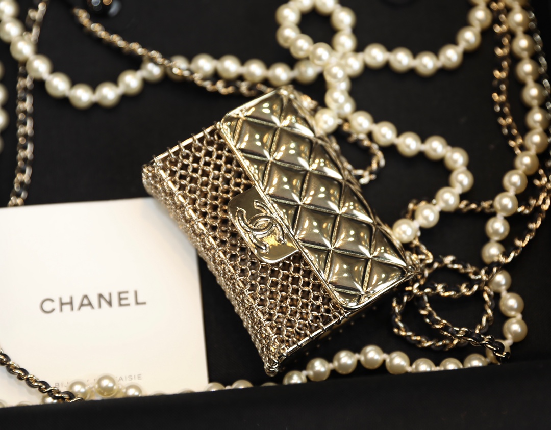 Chanel 𝐂𝐡𝐚𝐧𝐞𝐥 𝟐𝟎𝟐𝟏｜春夏系列最新限量珍珠链条金属斜挎包