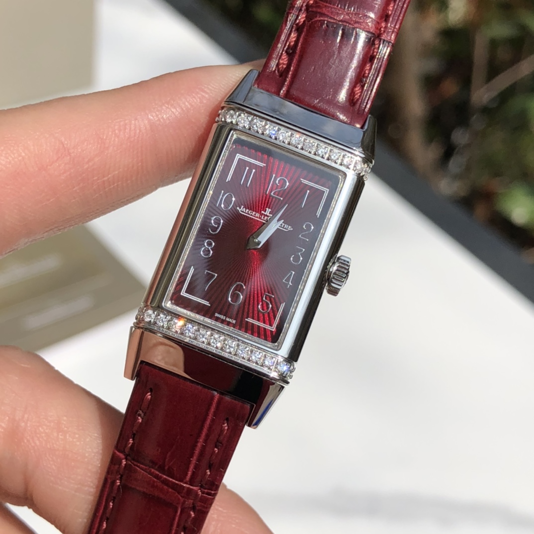 NO:553217,Red plate Red strap REF. 3288560 The striking burgundy red appearance makes people fall in love at first sight. This elegant and classic color combination creates a fashionable piece full of personality. The above is people's first impression of the new women's Reverso One flip watch. This new masterpiece is inspired by the first rectangular watches in the 1930s, which interprets the Reverso One with femininity and boldness  The Reversible series is irresistibly charming. The rectangular case, classic decorative engravings, elegant Arabic numerals, dauphine hands and two rows of brilliant-cut diamonds around the lacquered dial – reinterpret the aesthetic elements of the classic model in Jaeger-LeCoultre’s representative Art Deco style.,,versace,jaeger-lecoultre19860909红盘 红表带 REF. 3288560 惊艳醒目的勃艮第红色外观,让人一见倾心.这一优雅而经典的配色,缔造出充满个性的时尚之作.以上是人们对新款女士 Reverso One 翻转腕表的第一印象.这一新款力作的灵感源自 20 世纪 30 年代的第一批长方形表款,它用柔美与大胆演绎 Reverso One 翻转系列,魅力难挡.矩形表壳、经典装饰刻纹、优雅的阿拉伯数字时标、太子妃式指针以及漆面表盘周围点缀以两排明亮式切割钻石——以 Jaeger-LeCoultre 积家代表性装饰艺术风格重新演绎了经典表款的美学元素.,,versace,jaeger-lecoultre,Watch