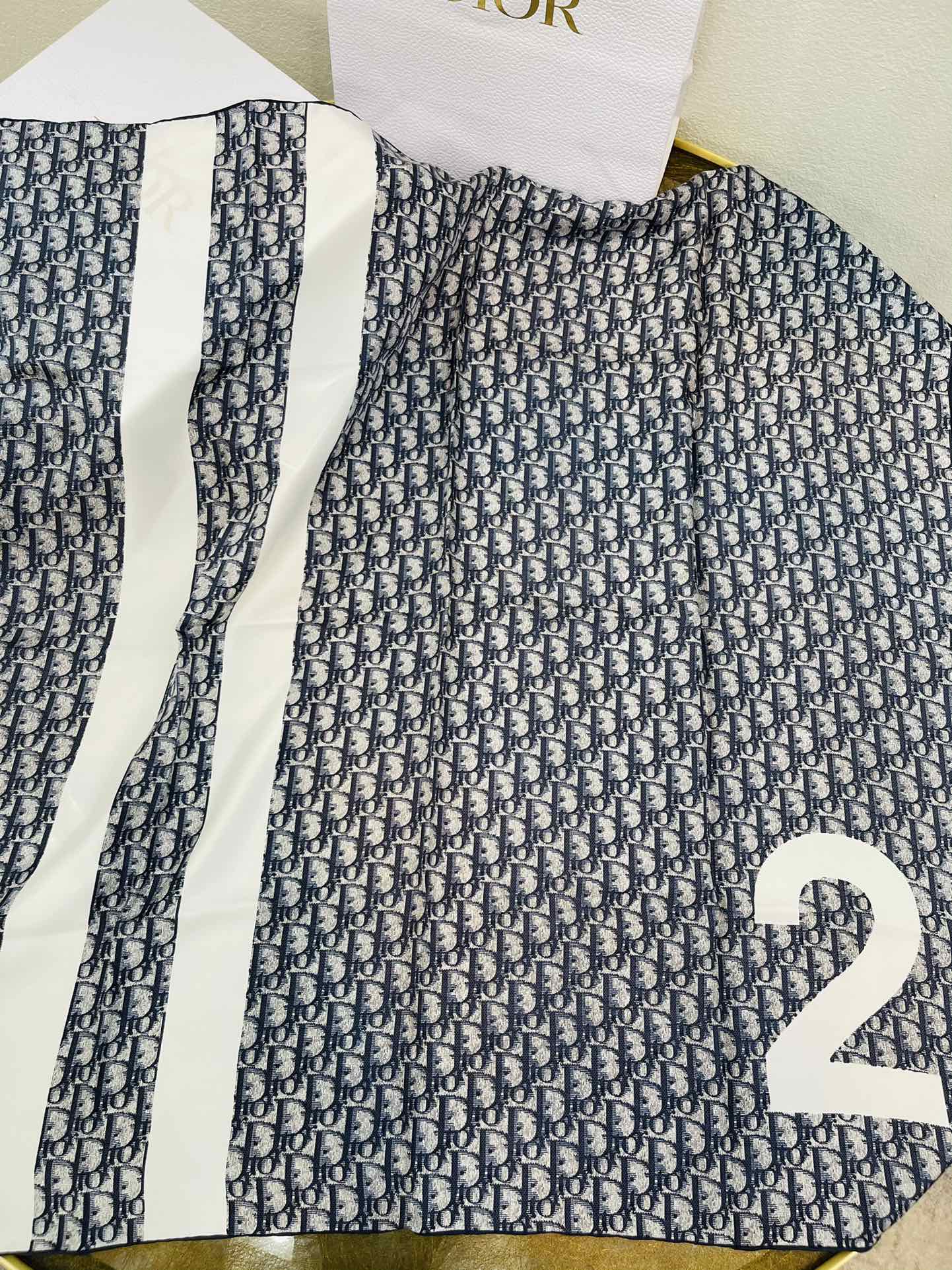 Dior迪奥砂洗工艺100%真丝围巾