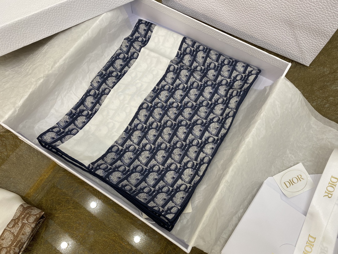 Dior迪奥砂洗工艺100%真丝围巾
