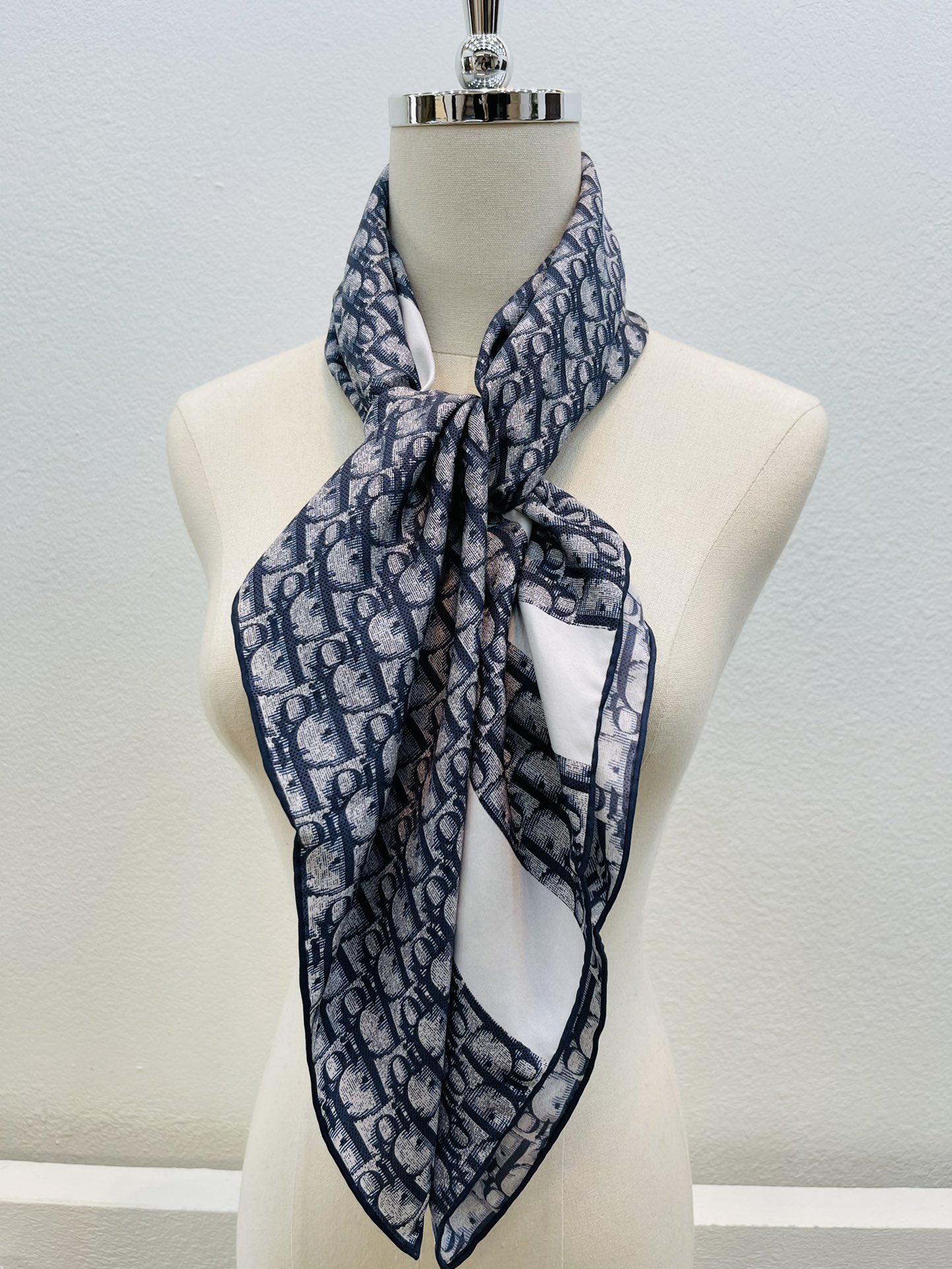 Dior迪奥砂洗工艺100%真丝围巾