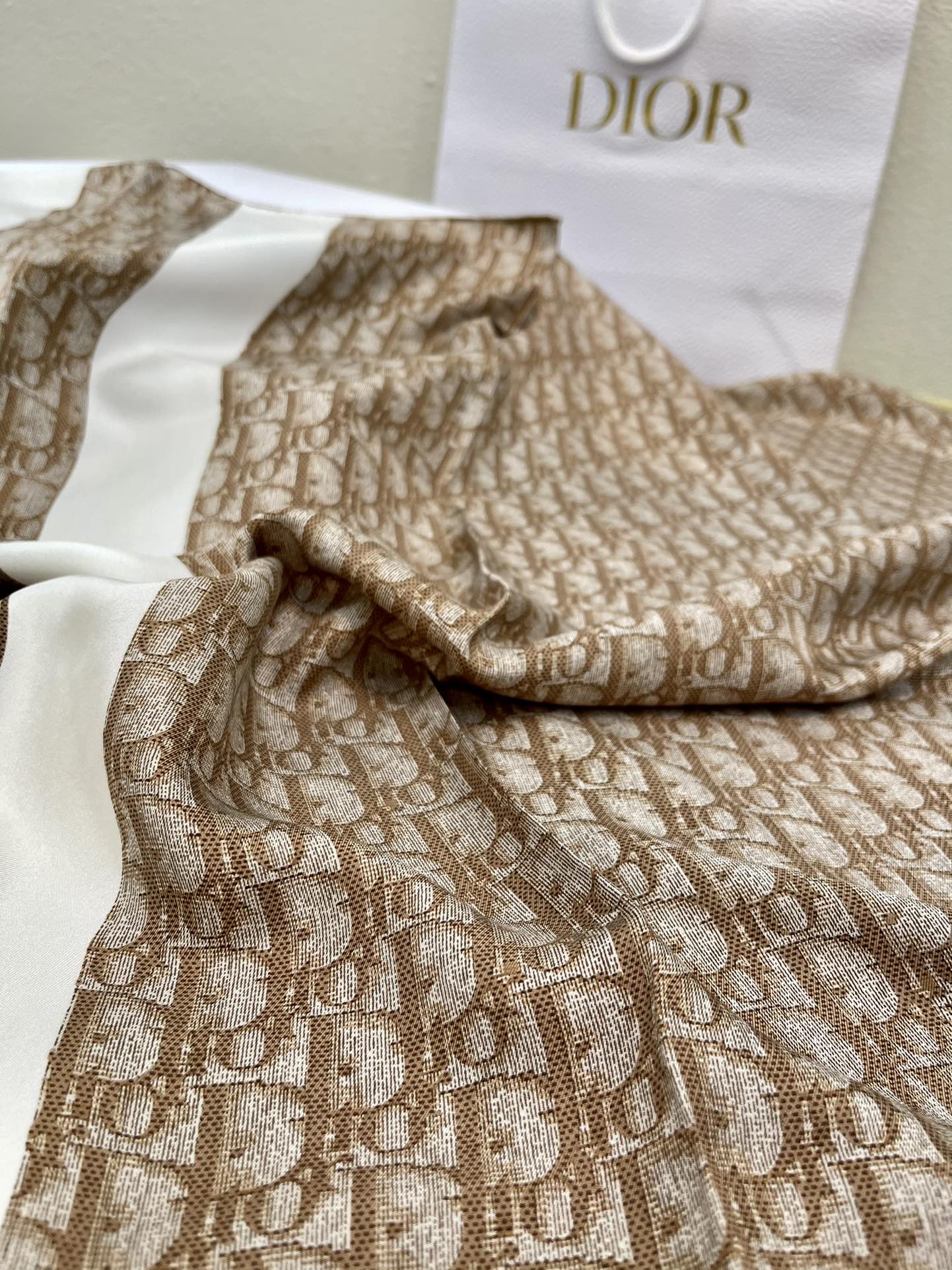 Dior迪奥砂洗工艺100%真丝围巾