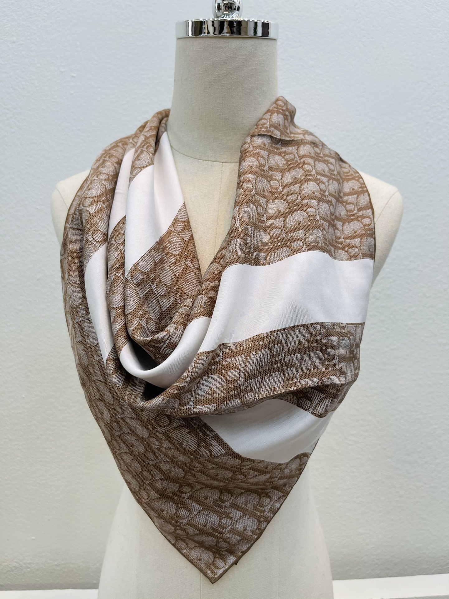 Dior迪奥砂洗工艺100%真丝围巾