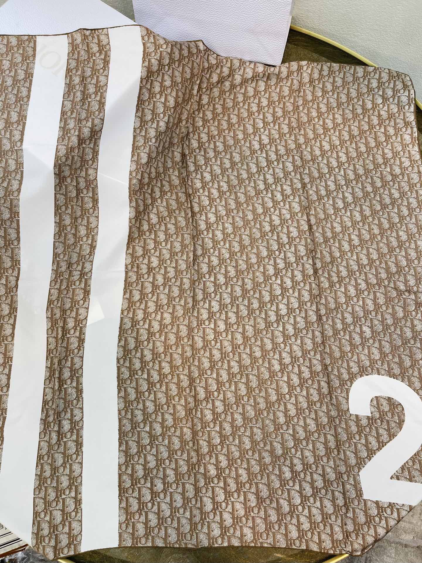 Dior迪奥砂洗工艺100%真丝围巾