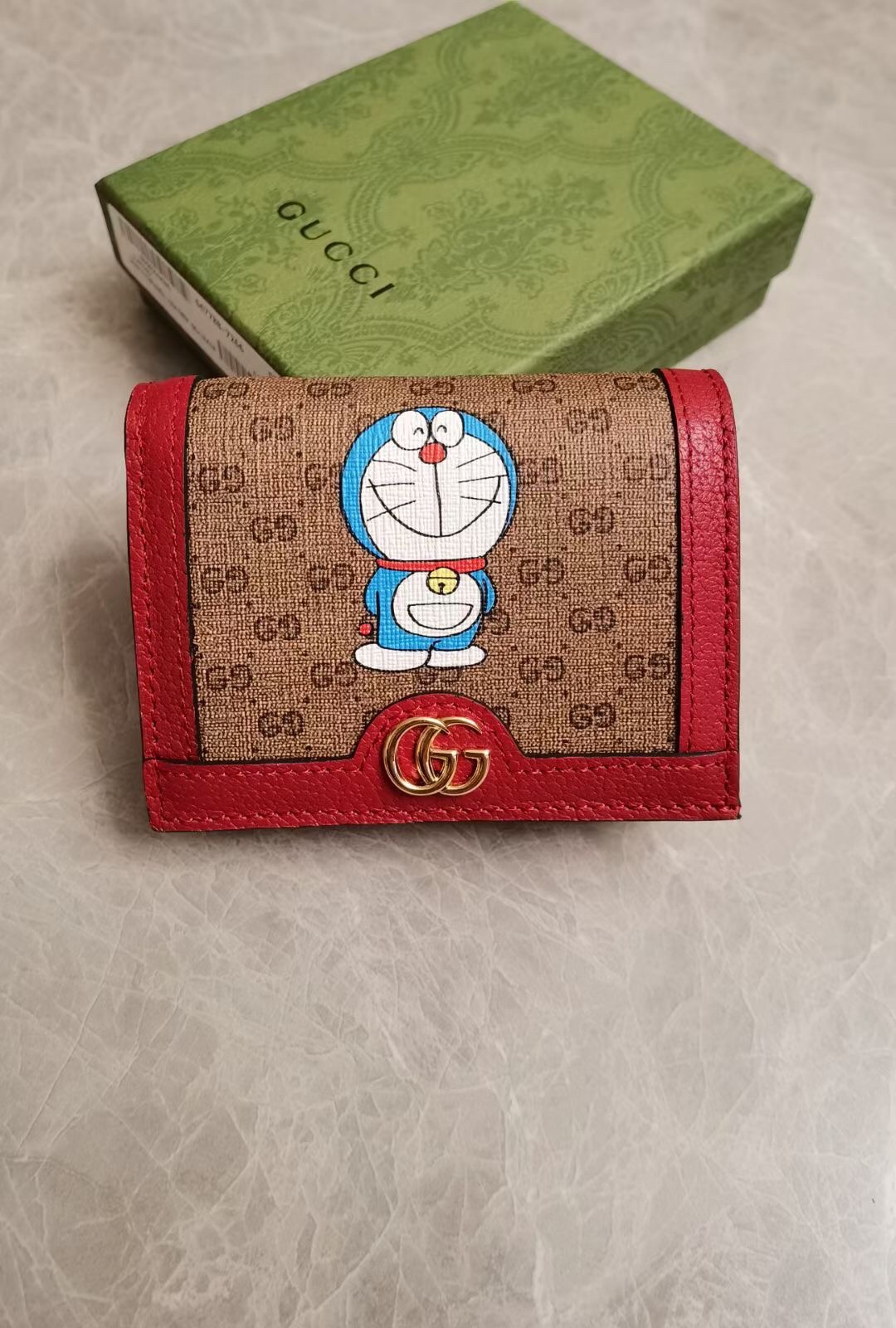 NO:672554,GUCCI latest!  Original product!  Doraemon x Gucci joint series~short clip wallet~card holder!  The various cute expressions of 'Big Fatty' Doraemon are torn and printed on PVC high-grade fabrics, matched with original factory pig-grain cowhide, exquisite and fashionable, model 647788, size 11x8.5x3cm, Gucci wallet, gucci, wallets, cowhide19860909GUCCI最新！原单出品！ Doraemon x Gucci联名系列～短夹钱包~卡包！彩用PVC高级面料撕印“大胖子”哆啦A梦的各种萌哒表情搭配原工厂猪纹牛皮,精致时尚,型号647788,尺寸11x8.5x3cm,Gucci钱包,gucci,wallets,cowhide,欧美剧