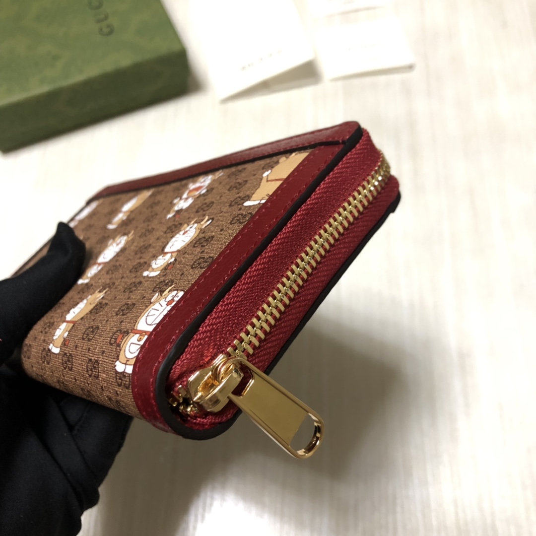 此款GG supreme帆布拉链钱包巧妙融入时光旅行机器猫的经典形象，童趣十足。这是品牌与哆啦A梦联手推
