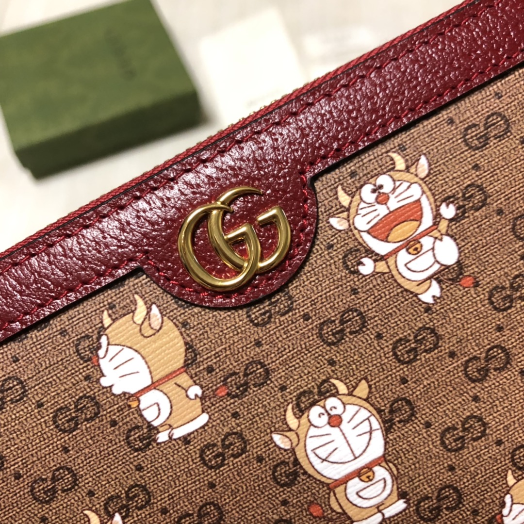 此款GG supreme帆布拉链钱包巧妙融入时光旅行机器猫的经典形象，童趣十足。这是品牌与哆啦A梦联手推