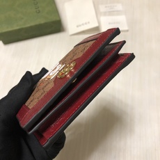 此款GG supreme帆布卡包巧妙融入时光旅行机器猫的经典形象,童趣十足。这是品牌与哆啦A梦联手推出的 此款GG supreme帆布卡包巧妙融入时光旅行机器猫的经典形象,童趣十足。这是品牌与哆啦A梦联手推出的
