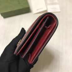 此款GG supreme帆布卡包巧妙融入时光旅行机器猫的经典形象,童趣十足。这是品牌与哆啦A梦联手推出的 此款GG supreme帆布卡包巧妙融入时光旅行机器猫的经典形象,童趣十足。这是品牌与哆啦A梦联手推出的