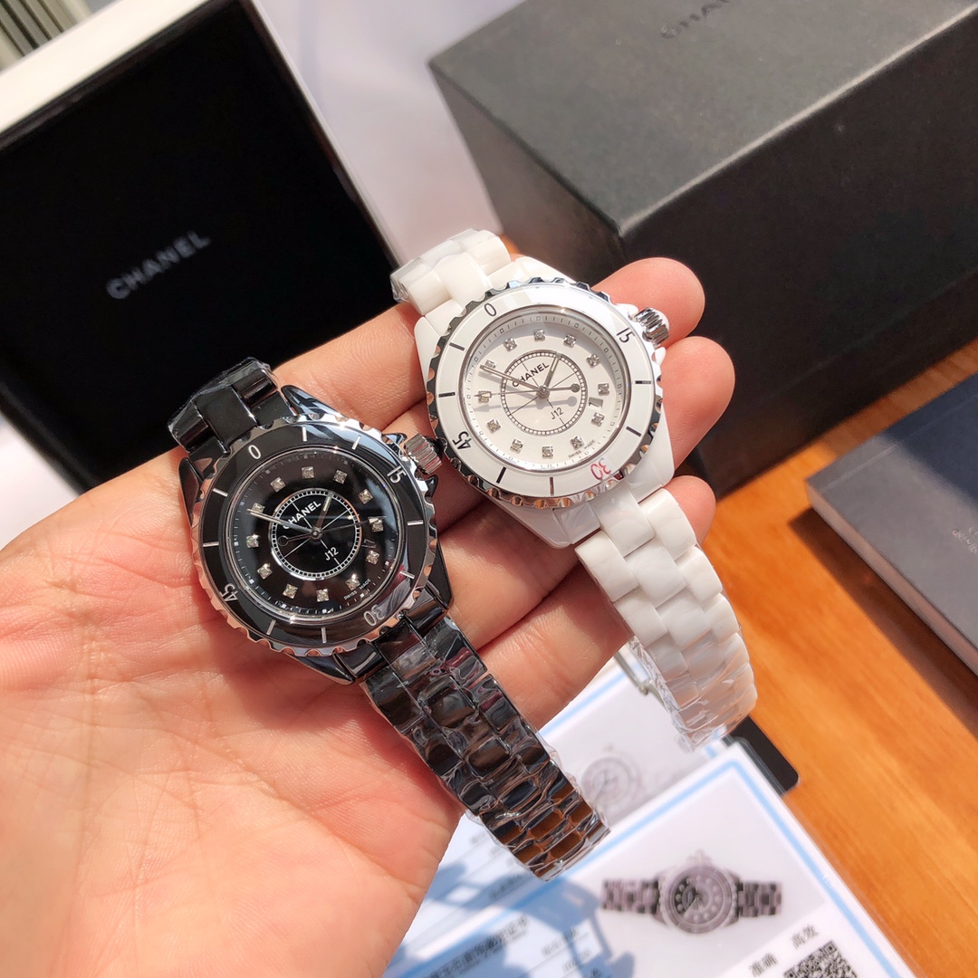 NO:143637,Comment: Black and white 12 diamonds J12 Chanel with calendar and finally lived up to expectations. The key point is that it is really hard to get its original movement back from abroad!  !   Get the original channel J12. Not only the case, but also the movement is original. It is not a fashion watch that pursues popular style, but a professionalism that combines precision design, traditional watchmaking craftsmanship and classic aesthetics. What impressed me was not only its elegant and simple lines, pure and timeless tones, but also her perfect pursuit of every detail. Many of this J12 are sold on the market. Why are good goods always out of stock? Some are released all year round, and they are just like producing movements. We can disassemble the machine and test the movements and check the bricks and stones!  !  Real diamonds are real diamonds. Every watch has been appraised by the National Inspection Bureau to ensure that each piece is real diamond. It is worth buying diamonds at this price, not to mention buying a watch of this brand. No one will do this loss-making business to imitate it. Gifts are absolutely amazing. Many on the market also have certificates, but they are just 20 yuan per copy. Each of our watches has been tested separately for national inspections to ensure that each piece is real diamond watch with real materials, and you can buy and cherish it!  !  Quartz model!  CHANEL J12 series, imported Swiss original counter movement of the same model (zero fault) high-tech precision ceramics with stainless steel screw-in crown, sapphire glass mirror, dial natural fritillary can present different aesthetics at different light angles, 12 natural diamond hour markers, size 33mm, triple folding stainless steel buckle, waterproof 200 meters. After packaging, no wear and no film removal bag return and exchange, free warranty for non-human damage., chanel, chanel19860909批:黑白12钻 J12 香奈儿 带日历 终于不负众望.重点是它的原装机芯要从国外弄回国真的来之不易！！  拿到原厂渠道J12 不只是表壳 连机芯也是原装的 它不是一款追逐流行的时装表,而是融合精密设计,传统制表工艺和经典审美的专业,打动我的,不仅是它优雅而简洁的线条,纯粹而隽永的色调,更是她对于每一处细节的完美追求, 这款J12市面上很多在卖,为什么好货总是断货,有些一年四季都在出,搞的自己在生产机芯一样.咱家随便拆机验机芯,验砖石！！ 真钻每一颗钻石都是真钻,每一块手表都拿去国检局做过鉴定,确保每一块都是真材实料真钻石,这个价格买钻石都值,更不要说买这个牌子的表,没人会做这个亏本生意去仿,送礼是绝对赞到爆,市面上很多也出证书,只不过是20块一张复印的证书而已,而我们的每一块手表都有拿去国检做单独检测,确保每一块都是真材实料的真钻表,且买且珍惜！！石英款！CHANEL香奈儿J12系列,进口瑞士原装专柜同型号机芯（零故障）高科技精密陶瓷搭配精钢旋入式表冠, 蓝宝石玻璃镜面,表盘天然贝母 不同光线角度下可以呈现不一样的美感,12颗天然钻石时标,尺寸33mm,三重折叠式精钢表扣 防水200米.包装后配 无佩戴无拆膜包退换 非人为损坏免费保修.,,chanel,chanel,Watch