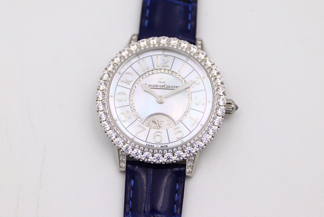 NO:385246,The new moon phase watch of the TWC dating series is a dazzling star. It not only embodies the classic elements of high-end jewelry making technology, but also delicate and exquisite after polishing and polishing, highlighting the warm and luxurious texture of metal, showing the charm of women in a square inch, and once again understanding the heart of women. The movement is made of imported fine craftsmanship and is equipped with original logo Jaeger-Lecoultre. The belt is made of Italian calfskin with original folding buckles and rose gold pin buckles. Size 36*34*10,,jaeger-lecoultre,cowhide19860909TWC 约会系列全新月相腕表星光璀璨夺目降临,其不仅凝聚了高级珠宝制作工艺的经典元素,更是经过抛光工艺打磨后的细腻精致,凸显出金属温润奢华的质感,将女性的魅力在方寸之间尽情展现出来,又一次读懂了女人的内心. 机芯采用进口精工雕琢,配备原装logo积家镂空自动陀. 皮带选用意大利小牛皮配备原装折叠扣以及玫瑰金针扣. 尺寸36*34*10,,jaeger-lecoultre,cowhide,Watch