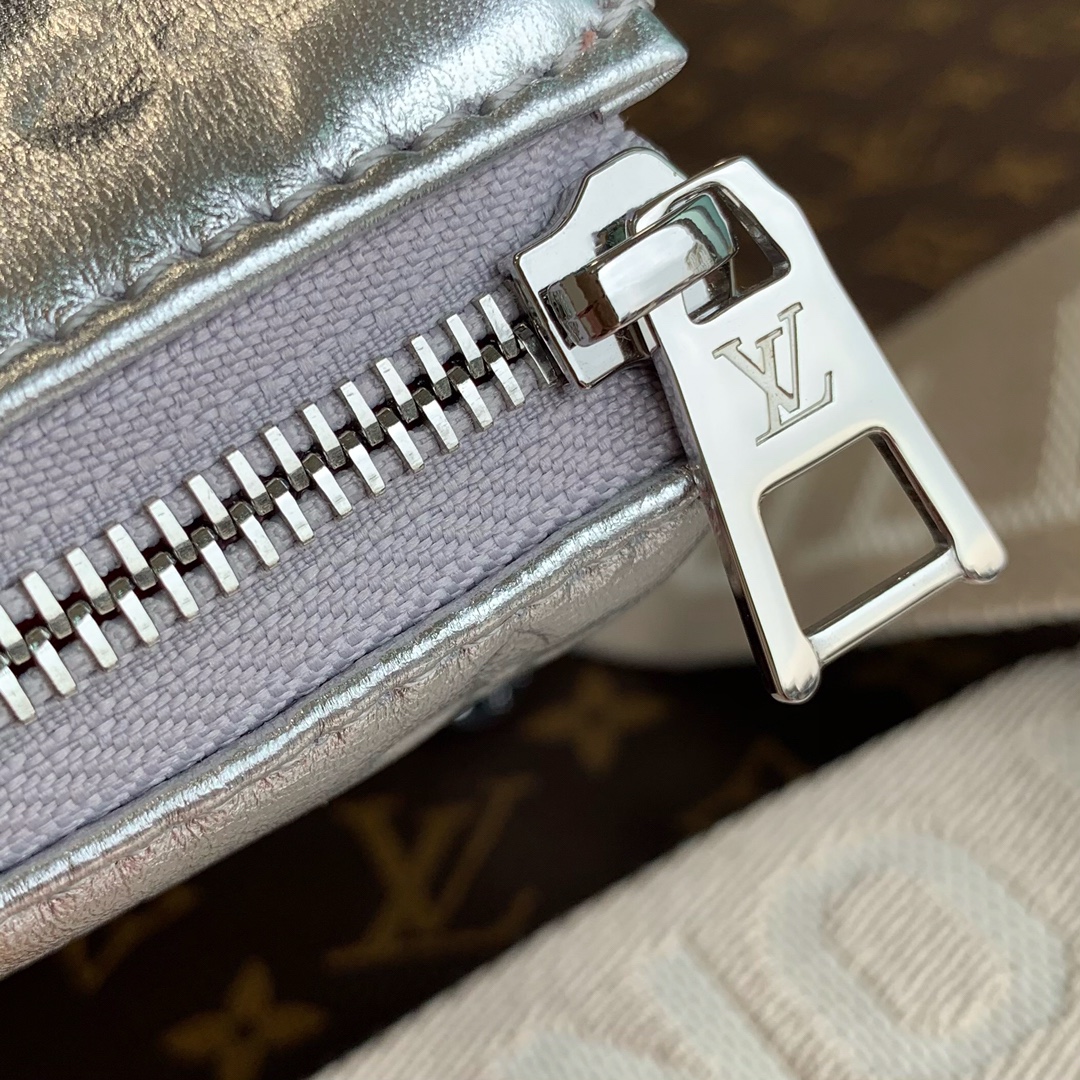 Louis Vuitton LV Coussin 链条斜挎包 M57913银色