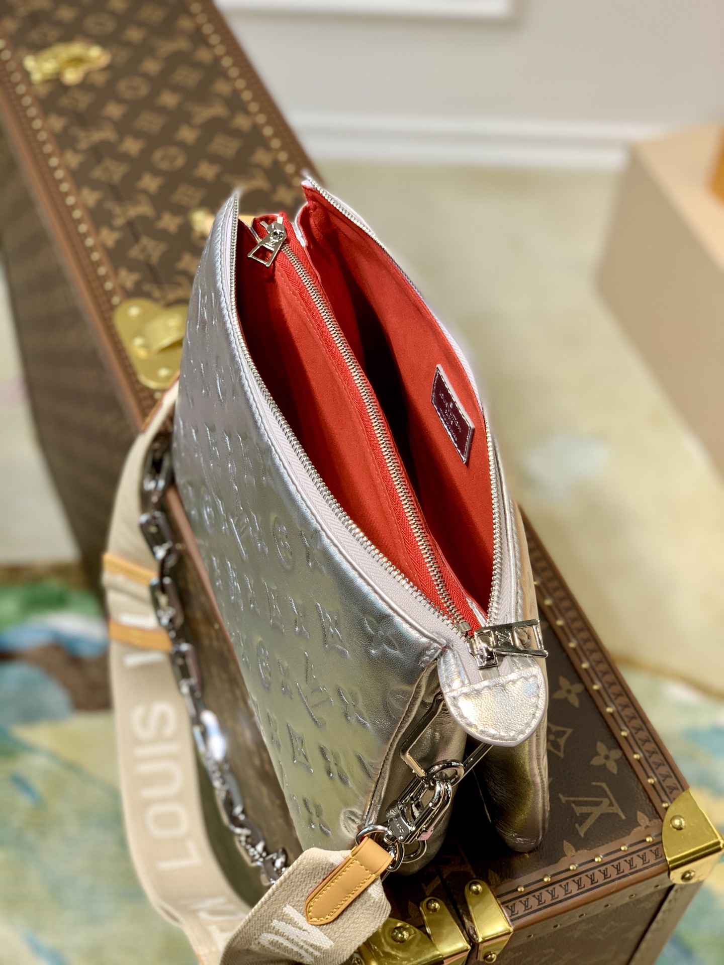 Louis Vuitton LV Coussin 链条斜挎包 M57913银色