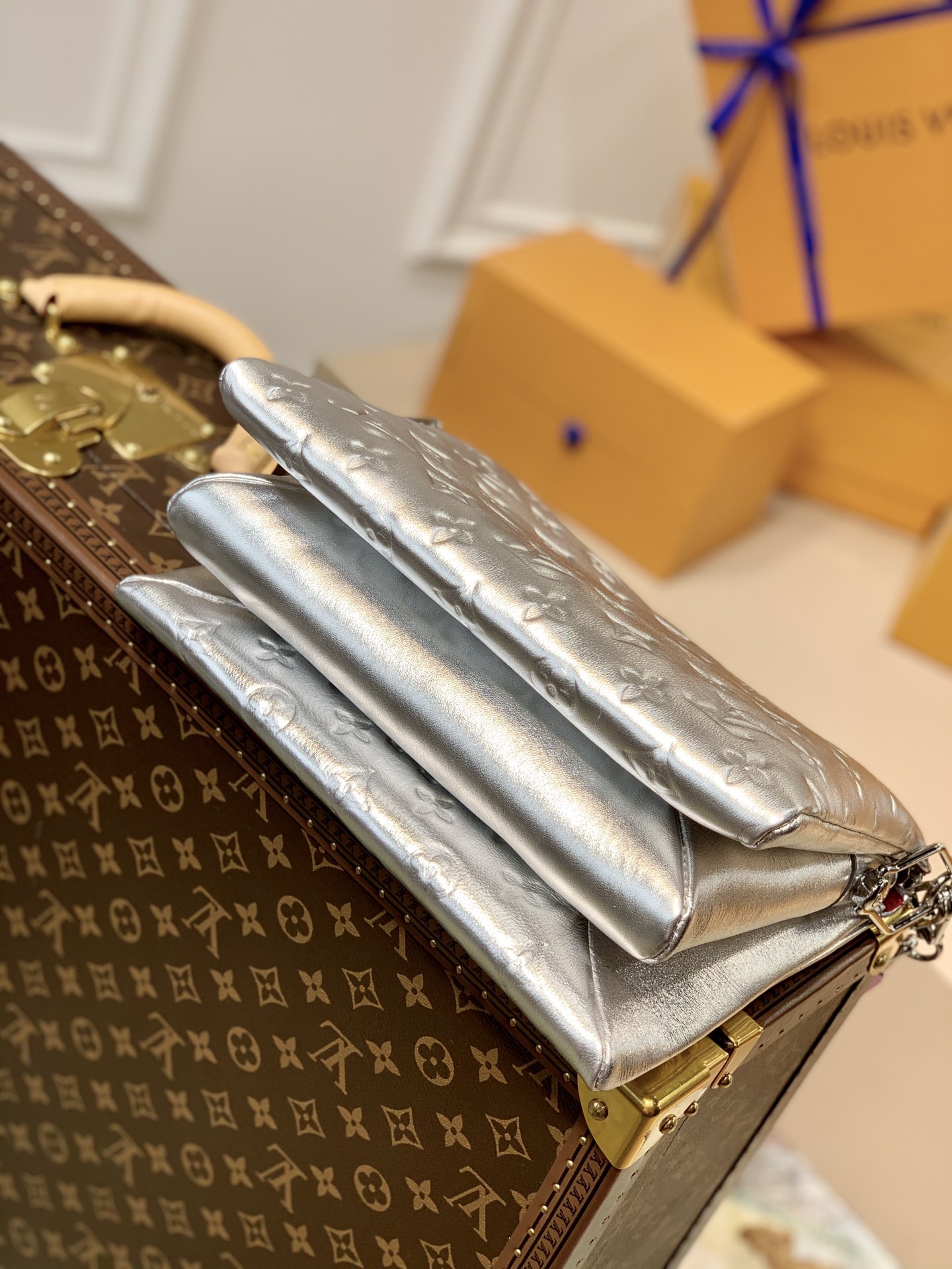Louis Vuitton LV Coussin 链条斜挎包 M57913银色