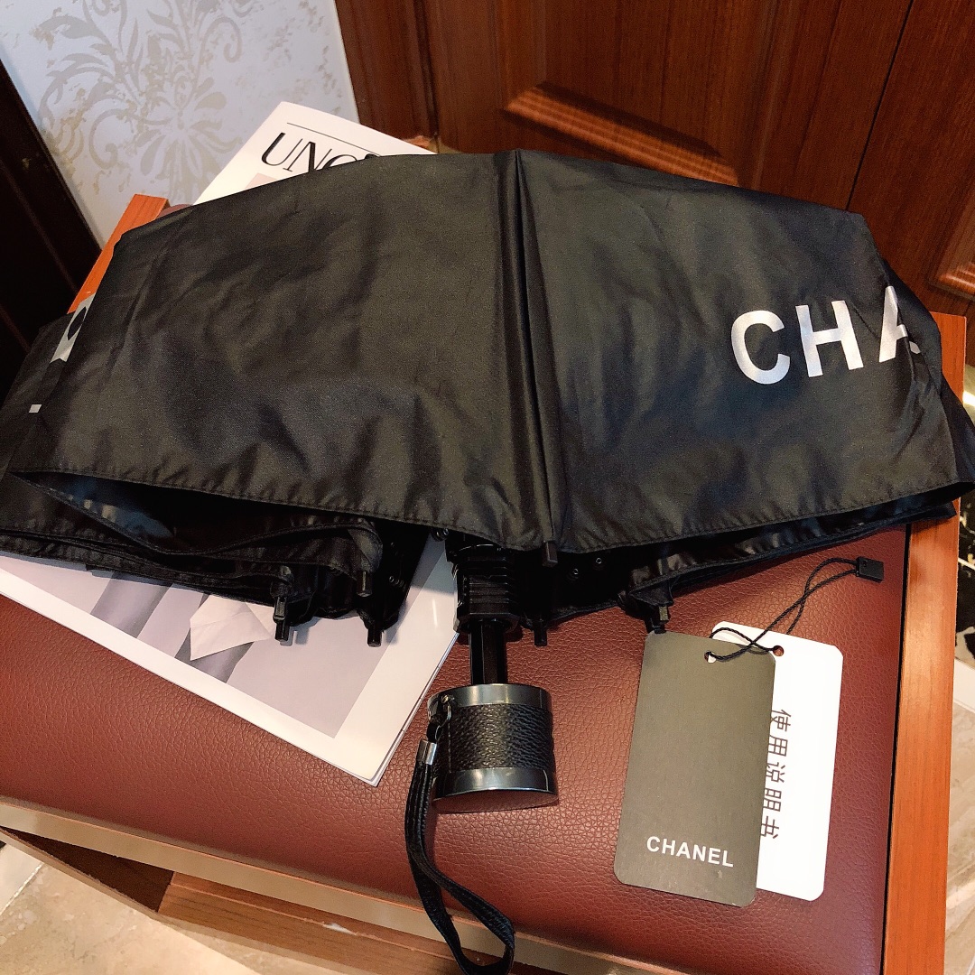CHANEL香奈儿最新火爆款五折伞可挂在包包上面如手机般大的伞小孩可轻松驾驭重量轻至220g精致小巧轻松