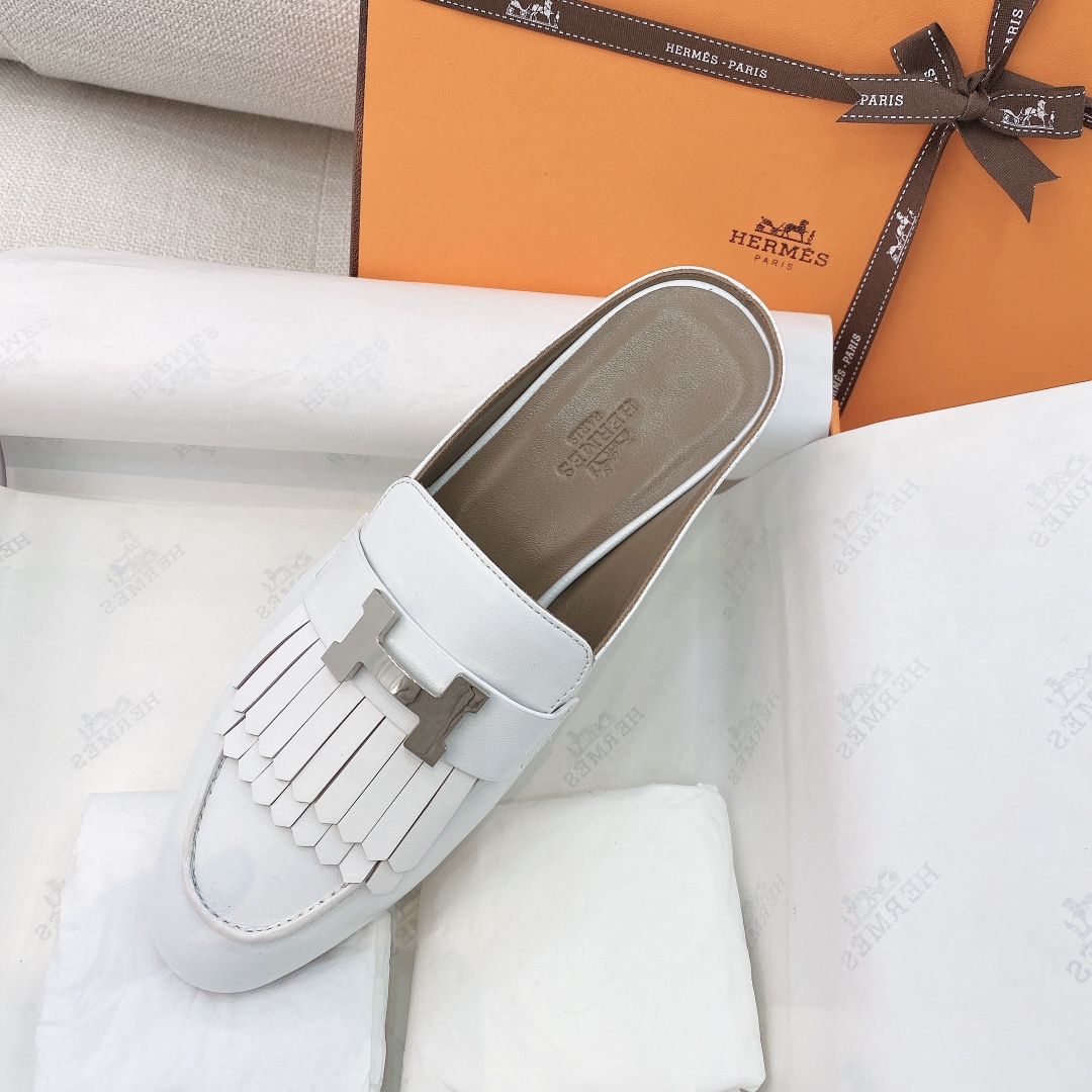 NO:253850,New H brand. The official website synchronized H-buckle tassel sheepskin mules/baotou half slippers. Top-level original single version, ZP comparison and production, the highest version on the market. ZP quality, goatskin upper, inner lining, insole sheepskin. Soles are all real leather soles. The shoe shape is also the same as ZP high-end. The whole pair of shoes is soft and very comfortable. Since it is a semi-slipper design, you don’t have to worry about grinding your feet at all!  It is first-class when paired with jeans, trousers and leggings. It is definitely the first choice for noble ladies and socialites. It is casual and versatile, and it is OK for a slightly formal occasion. Wear a decent luxury casual style immediately. H brand shoes are suitable for a very large age range, very practical and high-end brands, and they are super elegant on their feet!  Code count 35-39 (40 codes can be customized without return and exchange) H full package, semi-torque, slippers, jeans, sheepskin19860909上新H牌.官网同步H扣流苏羊皮穆勒鞋/包头半拖鞋  顶级原单版,ZP对比做货,市面最高版本 ZP品质,鞋面山羊皮.内里、鞋垫绵羊皮.鞋底全真皮鞋底.鞋型也跟ZP一致高端 整双鞋子上脚柔软,非常舒适,由于是半拖鞋设计,完全不用担心磨脚的问题！搭配牛仔裤、小脚裤、打底裤都一流,绝对是贵妇名媛首选.休闲百搭,稍微正式的场合也ok.立马穿出妥妥的贵妇休闲风.H牌的鞋子适合的年龄段跨度非常大,非常实用高端大牌,上脚超有气质的！ 码数35-39码（40码可定制不退换） H全套包装,半拖,slippers,jeans,sheepskin,Women's Shoes