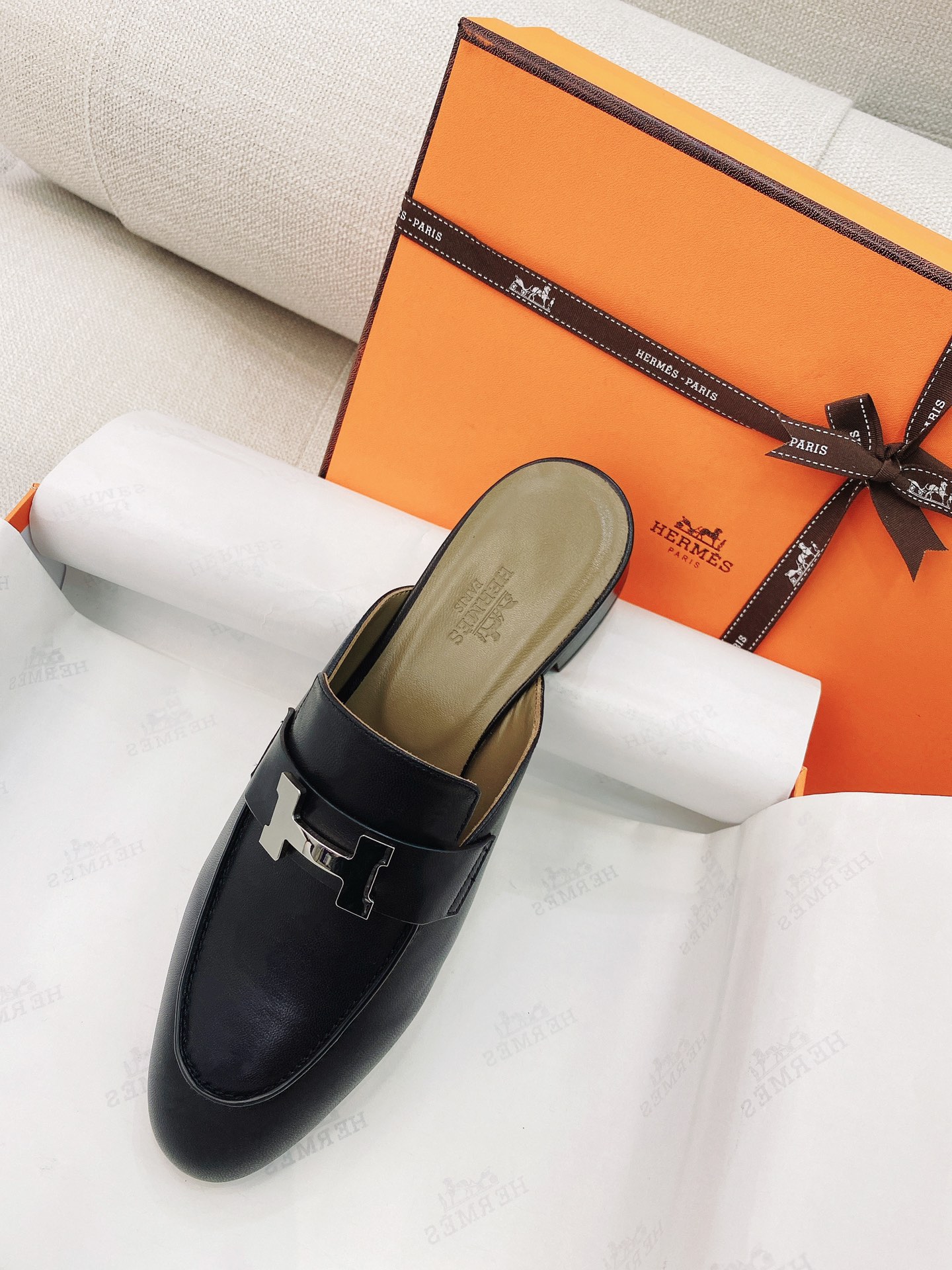 NO:253843,New H brand. The official website synchronizes H buckle classic mules/bag-toe half slippers. Top-level original single version, ZP comparison and production, the highest version on the market. ZP quality, silk cowhide upper, inner lining, insole sheepskin. Soles are all real leather soles. The shoe shape is also the same as ZP high-end. The whole pair of shoes is soft and very comfortable. Since it is a semi-slipper design, you don’t have to worry about grinding your feet at all!  It is first-class when paired with jeans, trousers and leggings. It is definitely the first choice for noble ladies and socialites. It is casual and versatile, and it is OK for a slightly formal occasion. Wear a decent luxury casual style immediately. H brand shoes are suitable for a very large age range, very practical and high-end brands, and they are super elegant on their feet!  Multi-color. Code count 35-39 (40 codes can be customized without return and exchange) H full set of packaging, semi-torque, slippers, jeans, cowhide, sheepskin19860909上新H牌.官网同步H扣经典 穆勒鞋/包头半拖鞋  顶级原单版,ZP对比做货,市面最高版本 ZP品质,鞋面丝绸牛皮.内里、鞋垫绵羊皮.鞋底全真皮鞋底.鞋型也跟ZP一致高端 整双鞋子上脚柔软,非常舒适,由于是半拖鞋设计,完全不用担心磨脚的问题！搭配牛仔裤、小脚裤、打底裤都一流,绝对是贵妇名媛首选.休闲百搭,稍微正式的场合也ok.立马穿出妥妥的贵妇休闲风.H牌的鞋子适合的年龄段跨度非常大,非常实用高端大牌,上脚超有气质的！ 多色.码数35-39码（40码可定制不退换） H全套包装,半拖,slippers,jeans,cowhide,sheepskin,Women's Shoes