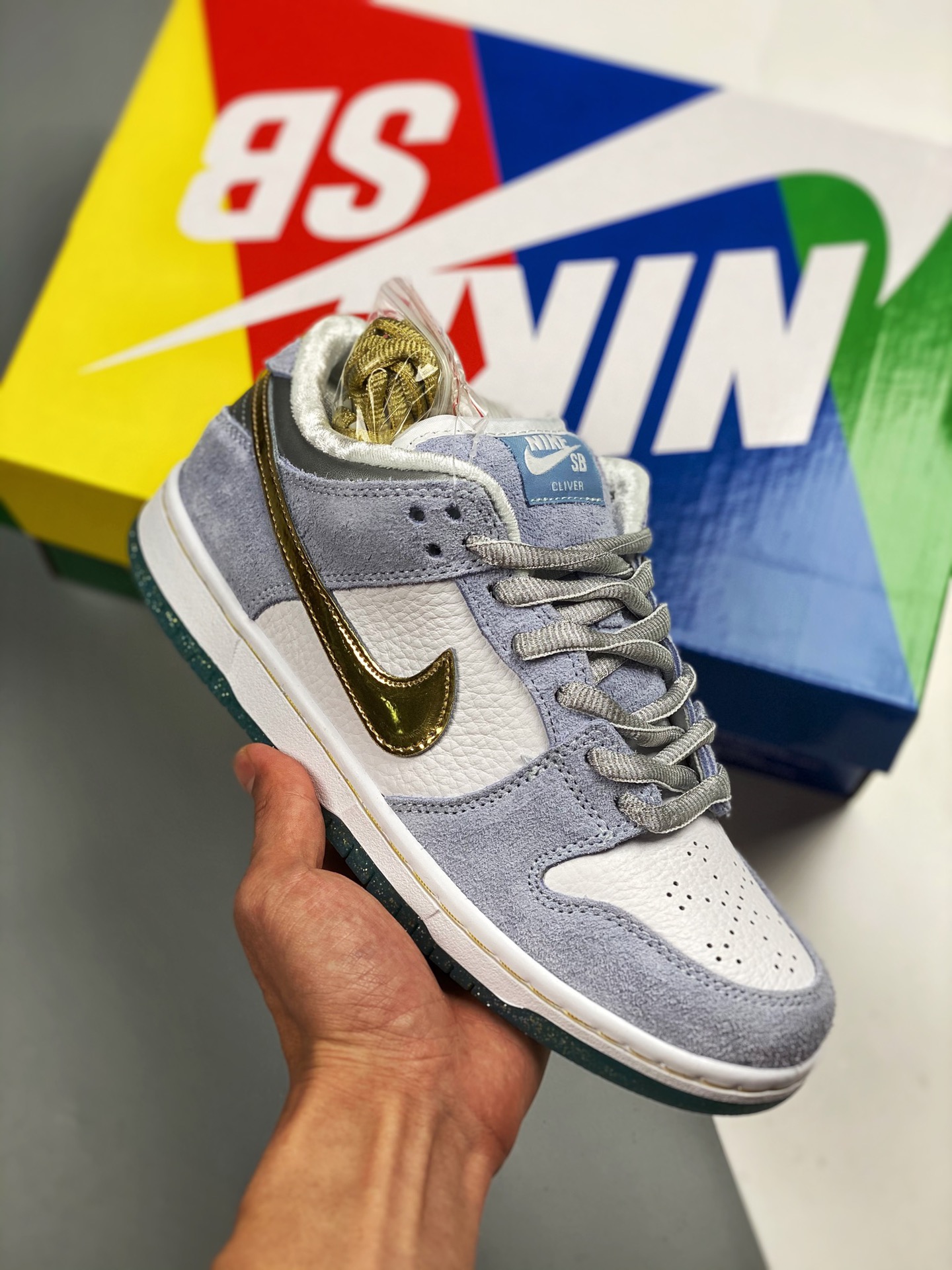 正确版本 大厂纯原出品 Sean Cliver x SB Dunk Low Pro QS 冬季情人节 冰雪奇缘 艺术家滑板🛹 从鞋垫图案来看，新款为圣诞主题。采用白色皮革与心灵蓝色翻毛皮制作鞋面，搭配金属金色Swoosh以及银灰色后跟。…