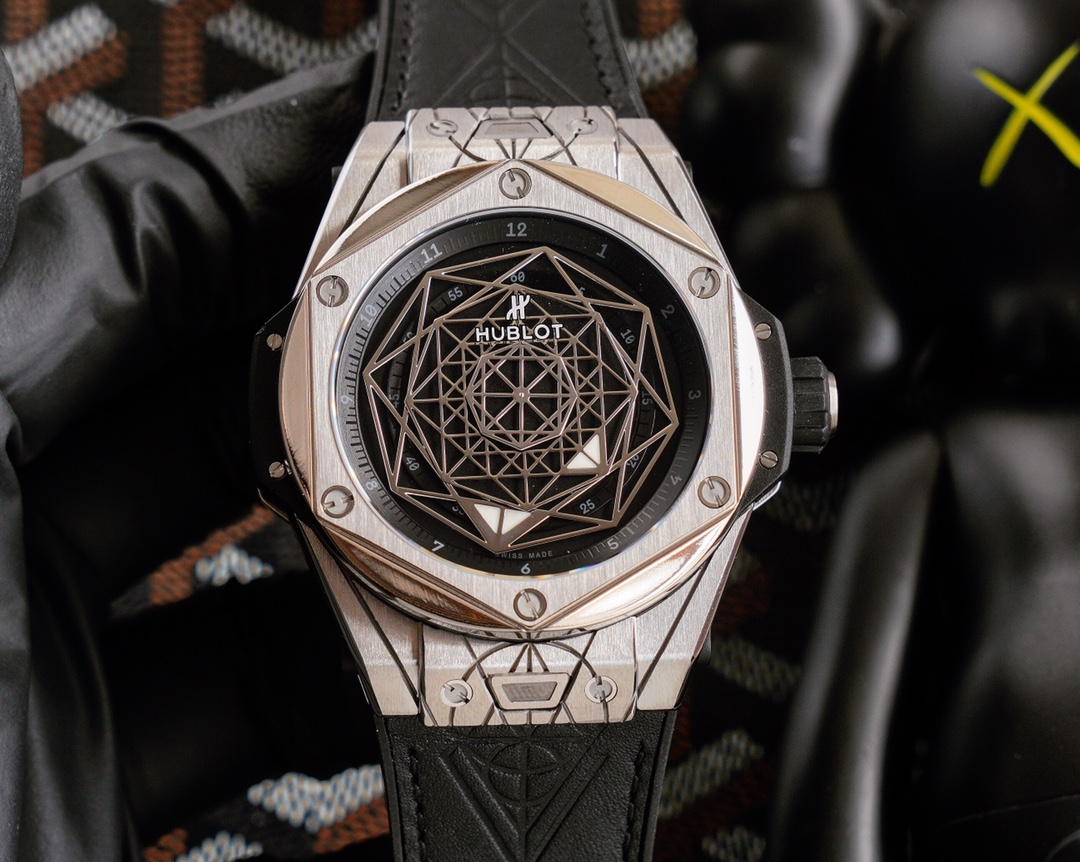 NO:947522,WWF’s New Year’s Eve New Year’s Eve Hublot Big Bang Series—Tattooed Diamond Watch!  The case size is 45mm. The number of imitation diamonds (zircons) inlaid in the case matches the original version. It is a major breakthrough in technology. It is the only grade 5 titanium case in the industry that is matched to the original version. Most of the versions on the market are steel cases. Only after countless data calibrations can the quick-release button achieve the same pressing feel as the original version, which is precise and smooth!  The strap is synchronized with the original and consistent quick-release strap. The strap head adopts a rubber-coated process to prevent the strap and head from easily detaching, which greatly extends the life of the strap. The inner rubber and outer skin are comfortable and fit!  The only company in the watch buckle industry that synchronizes the original quick release buckle, 1:1 mold opening, the buckle material is exactly the same as the original, made of titanium!  Each accessory of the entire watch is molded with an original 1:1 ratio, with 26 molds. The process complexity is second to none in the industry, and all functions are synchronized with the original ones. The original titanium case and buckle, and the steel case version that breaks the market, are significantly lighter in weight, making it light and comfortable to wear!  Yubo tattoos pierce people's hearts, welcome all cousins ​​to taste them!  ,19860909WWF新年巨献宇舶Big Bang系列—刺青满钻腕表！ 表壳尺寸45mm,表壳镶嵌颗仿钻（锆石）数量对版原装,技术重大突破、业内唯一对版5级钛金属外壳,市面流传版本大多为钢壳,快拆式按钮在无数次数据校准下、才能达到原装一致的按压手感,精密而流畅！ 表带同步原装一致的快拆式表带,表带头粒采用包胶工艺,使表带和头粒不易轻易脱离,大大延长了表带寿命,内胶外皮,舒适贴手！ 表扣业内唯一一家同步原装的快拆式表扣,1:1开模,表扣材质跟足原装,采用钛金属打造！ 综合整表每一个配件都由原装1:1开模,模具数量26件,工艺复杂程度业内首屈一指,所有功能同步原装,原装的钛金属表壳和表扣、打破市场钢壳版本,重量大幅度下架,佩戴起来才会轻盈舒适！宇博刺青,刺入人心,欢迎各位表友品鉴！,,Watch