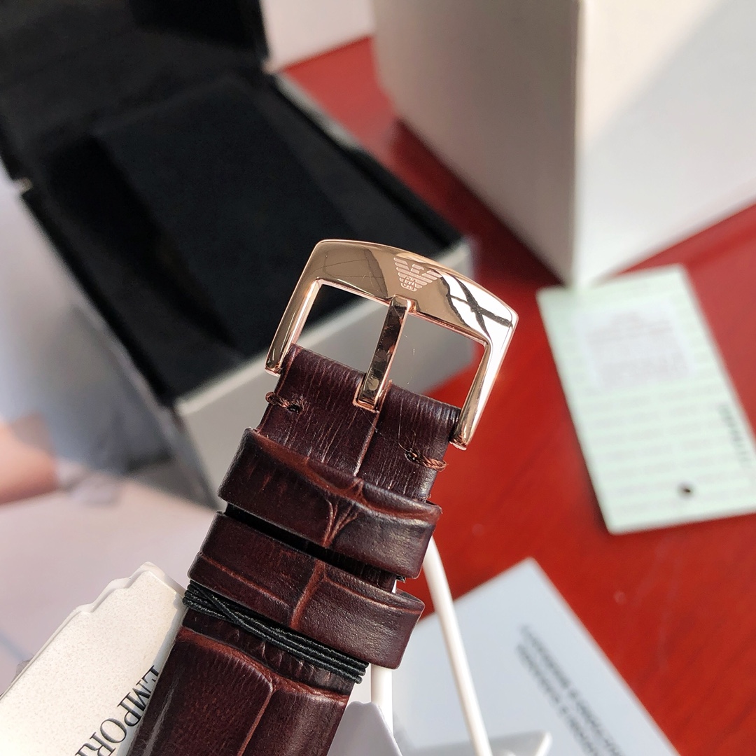 批💰440配盒
Armani 阿玛尼全自动机械男表，原单硬货，型号AR1983，前后镂空设计，超级惊艳，原装全自动机械机芯，强化矿物质玻璃，316精钢壳套，进口牛皮表带，全套包装一手价出，表径约43mm。支持任意对比！请认准独家品质，区分市场便宜货，配防伪标签，正品防调包标、防伪二维码，全套专柜包装！生活防水30米（注意⚠生活防水不防温水热水蒸气）请认准品质，放心购买。终身保修，不满意支持退换！