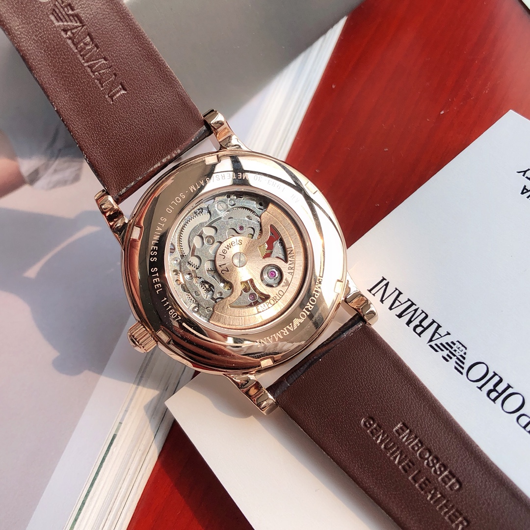 批💰440配盒
Armani 阿玛尼全自动机械男表，原单硬货，型号AR1983，前后镂空设计，超级惊艳，原装全自动机械机芯，强化矿物质玻璃，316精钢壳套，进口牛皮表带，全套包装一手价出，表径约43mm。支持任意对比！请认准独家品质，区分市场便宜货，配防伪标签，正品防调包标、防伪二维码，全套专柜包装！生活防水30米（注意⚠生活防水不防温水热水蒸气）请认准品质，放心购买。终身保修，不满意支持退换！