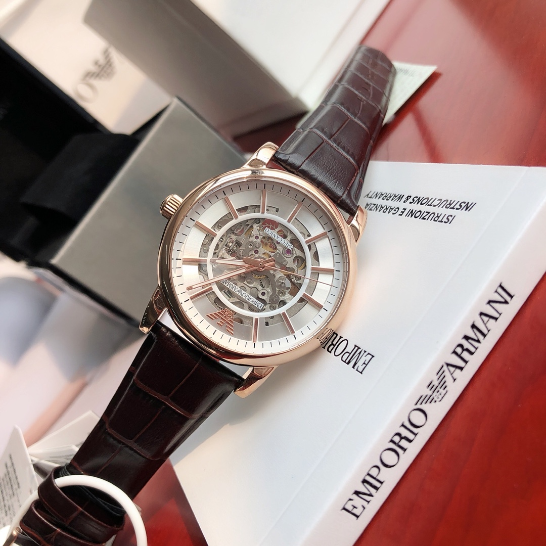 批💰440配盒
Armani 阿玛尼全自动机械男表，原单硬货，型号AR1983，前后镂空设计，超级惊艳，原装全自动机械机芯，强化矿物质玻璃，316精钢壳套，进口牛皮表带，全套包装一手价出，表径约43mm。支持任意对比！请认准独家品质，区分市场便宜货，配防伪标签，正品防调包标、防伪二维码，全套专柜包装！生活防水30米（注意⚠生活防水不防温水热水蒸气）请认准品质，放心购买。终身保修，不满意支持退换！