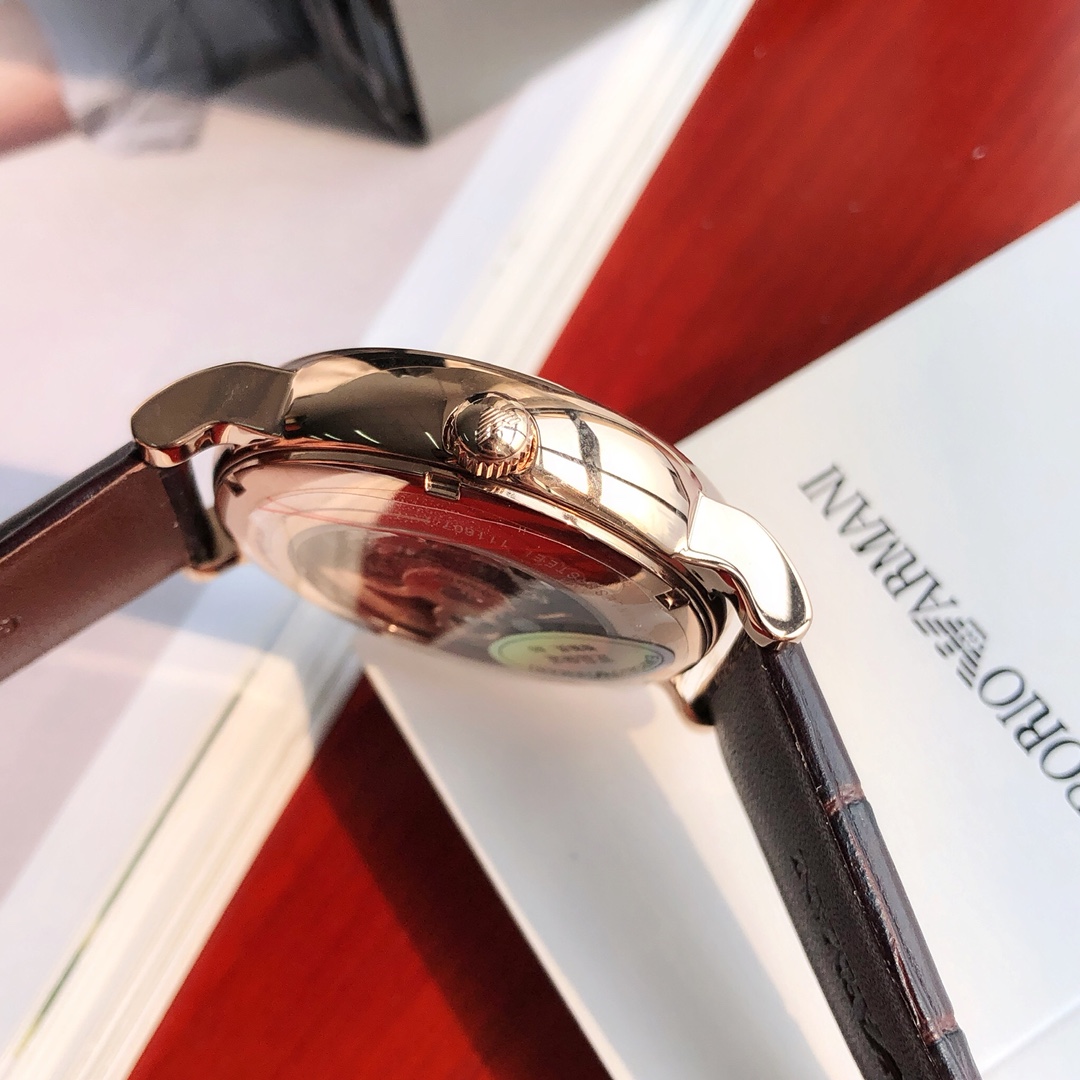 批💰440配盒
Armani 阿玛尼全自动机械男表，原单硬货，型号AR1983，前后镂空设计，超级惊艳，原装全自动机械机芯，强化矿物质玻璃，316精钢壳套，进口牛皮表带，全套包装一手价出，表径约43mm。支持任意对比！请认准独家品质，区分市场便宜货，配防伪标签，正品防调包标、防伪二维码，全套专柜包装！生活防水30米（注意⚠生活防水不防温水热水蒸气）请认准品质，放心购买。终身保修，不满意支持退换！