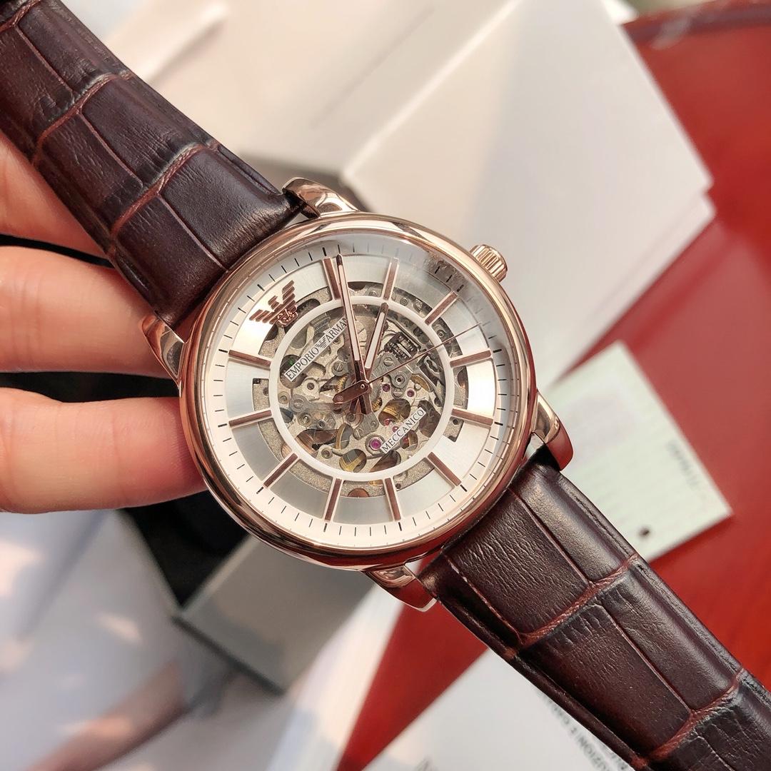 批💰440配盒
Armani 阿玛尼全自动机械男表，原单硬货，型号AR1983，前后镂空设计，超级惊艳，原装全自动机械机芯，强化矿物质玻璃，316精钢壳套，进口牛皮表带，全套包装一手价出，表径约43mm。支持任意对比！请认准独家品质，区分市场便宜货，配防伪标签，正品防调包标、防伪二维码，全套专柜包装！生活防水30米（注意⚠生活防水不防温水热水蒸气）请认准品质，放心购买。终身保修，不满意支持退换！