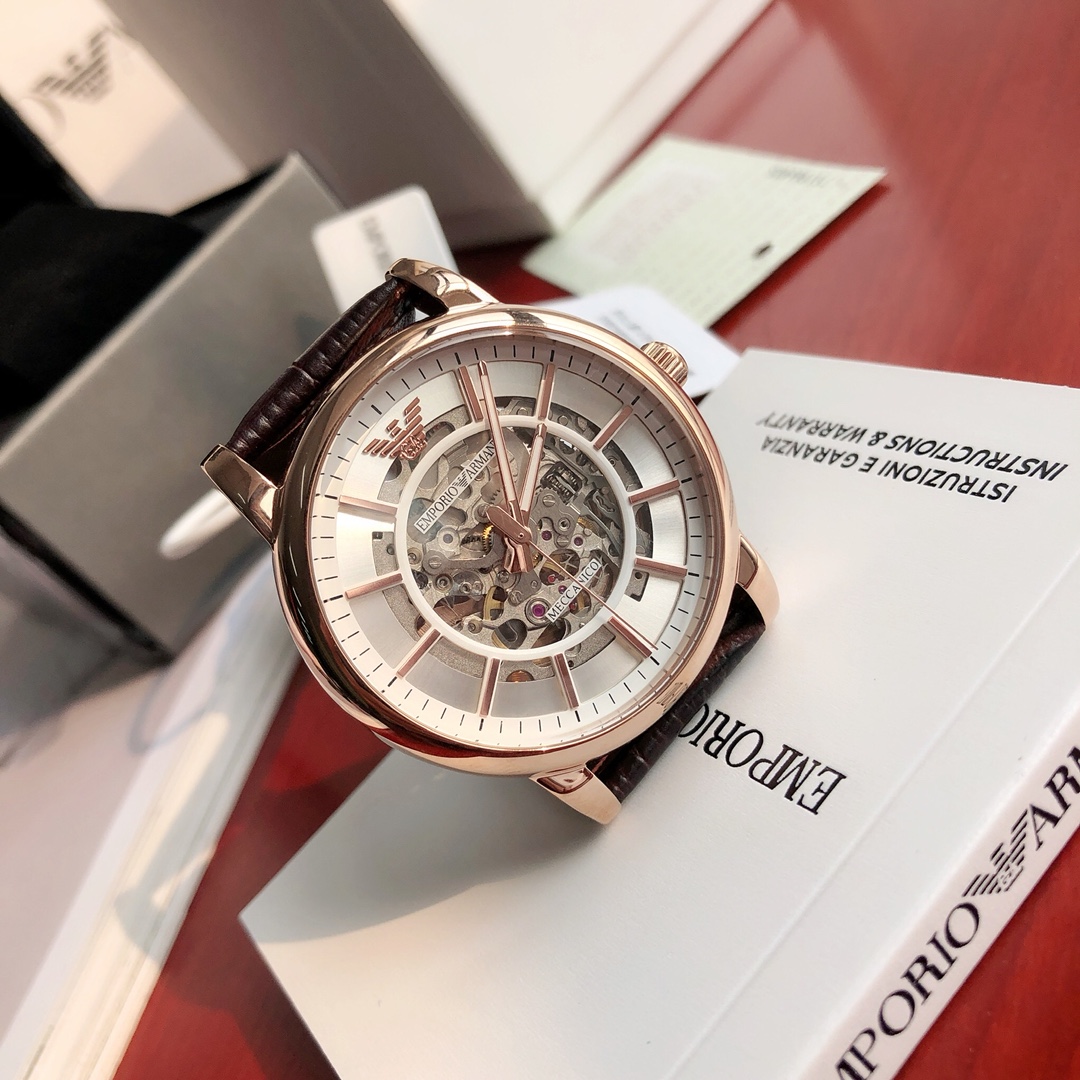 批💰440配盒
Armani 阿玛尼全自动机械男表，原单硬货，型号AR1983，前后镂空设计，超级惊艳，原装全自动机械机芯，强化矿物质玻璃，316精钢壳套，进口牛皮表带，全套包装一手价出，表径约43mm。支持任意对比！请认准独家品质，区分市场便宜货，配防伪标签，正品防调包标、防伪二维码，全套专柜包装！生活防水30米（注意⚠生活防水不防温水热水蒸气）请认准品质，放心购买。终身保修，不满意支持退换！