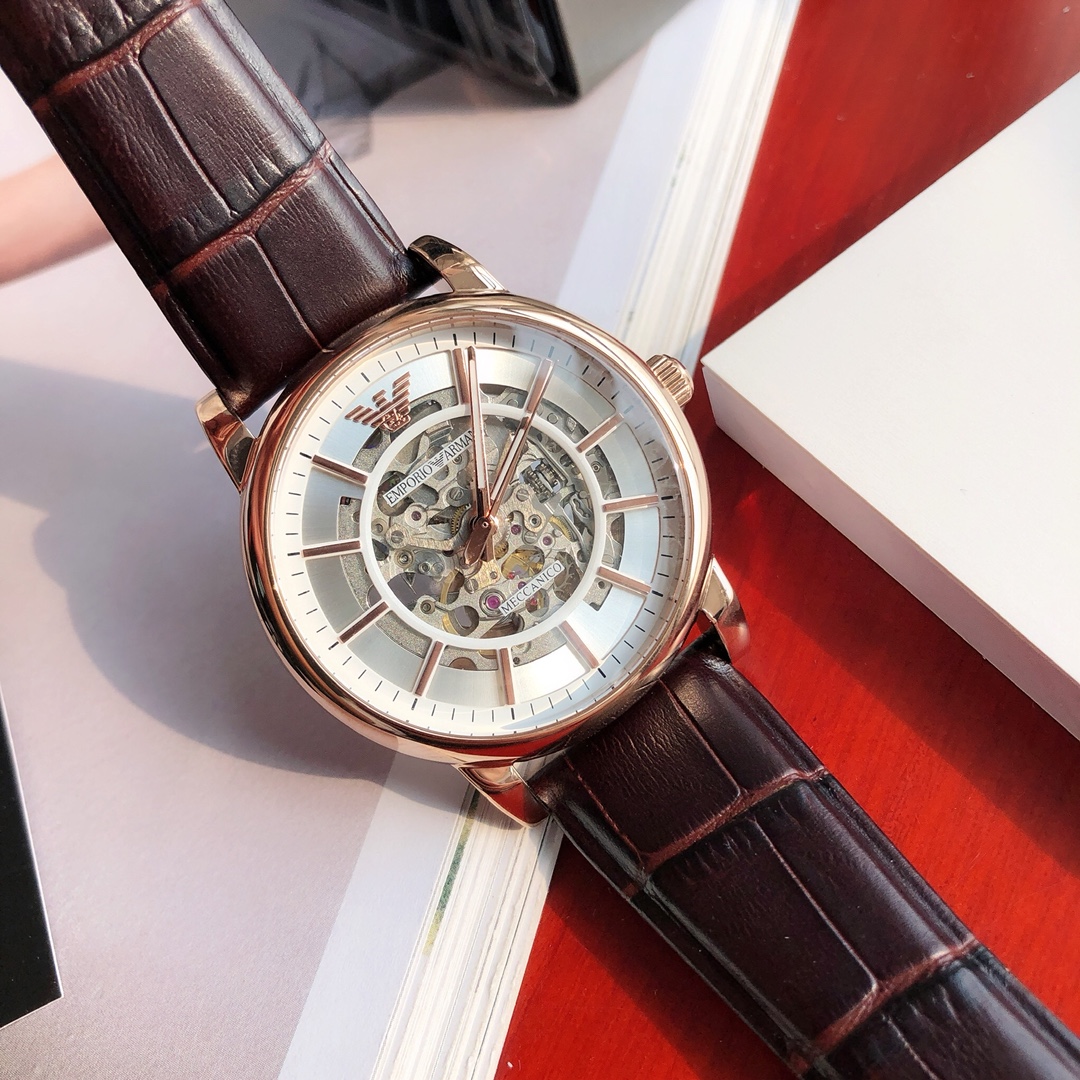 批💰440配盒
Armani 阿玛尼全自动机械男表，原单硬货，型号AR1983，前后镂空设计，超级惊艳，原装全自动机械机芯，强化矿物质玻璃，316精钢壳套，进口牛皮表带，全套包装一手价出，表径约43mm。支持任意对比！请认准独家品质，区分市场便宜货，配防伪标签，正品防调包标、防伪二维码，全套专柜包装！生活防水30米（注意⚠生活防水不防温水热水蒸气）请认准品质，放心购买。终身保修，不满意支持退换！