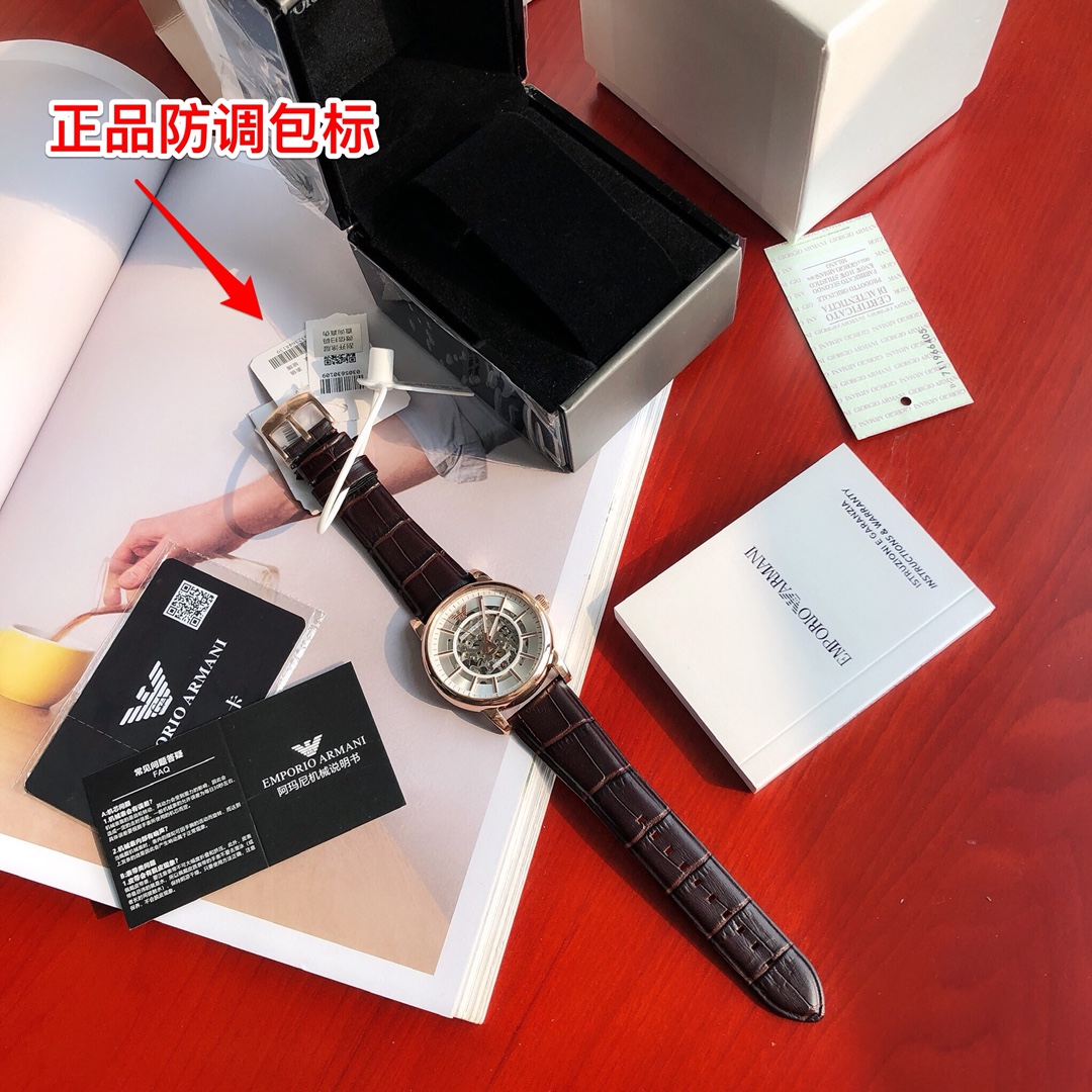 批💰440配盒
Armani 阿玛尼全自动机械男表，原单硬货，型号AR1983，前后镂空设计，超级惊艳，原装全自动机械机芯，强化矿物质玻璃，316精钢壳套，进口牛皮表带，全套包装一手价出，表径约43mm。支持任意对比！请认准独家品质，区分市场便宜货，配防伪标签，正品防调包标、防伪二维码，全套专柜包装！生活防水30米（注意⚠生活防水不防温水热水蒸气）请认准品质，放心购买。终身保修，不满意支持退换！