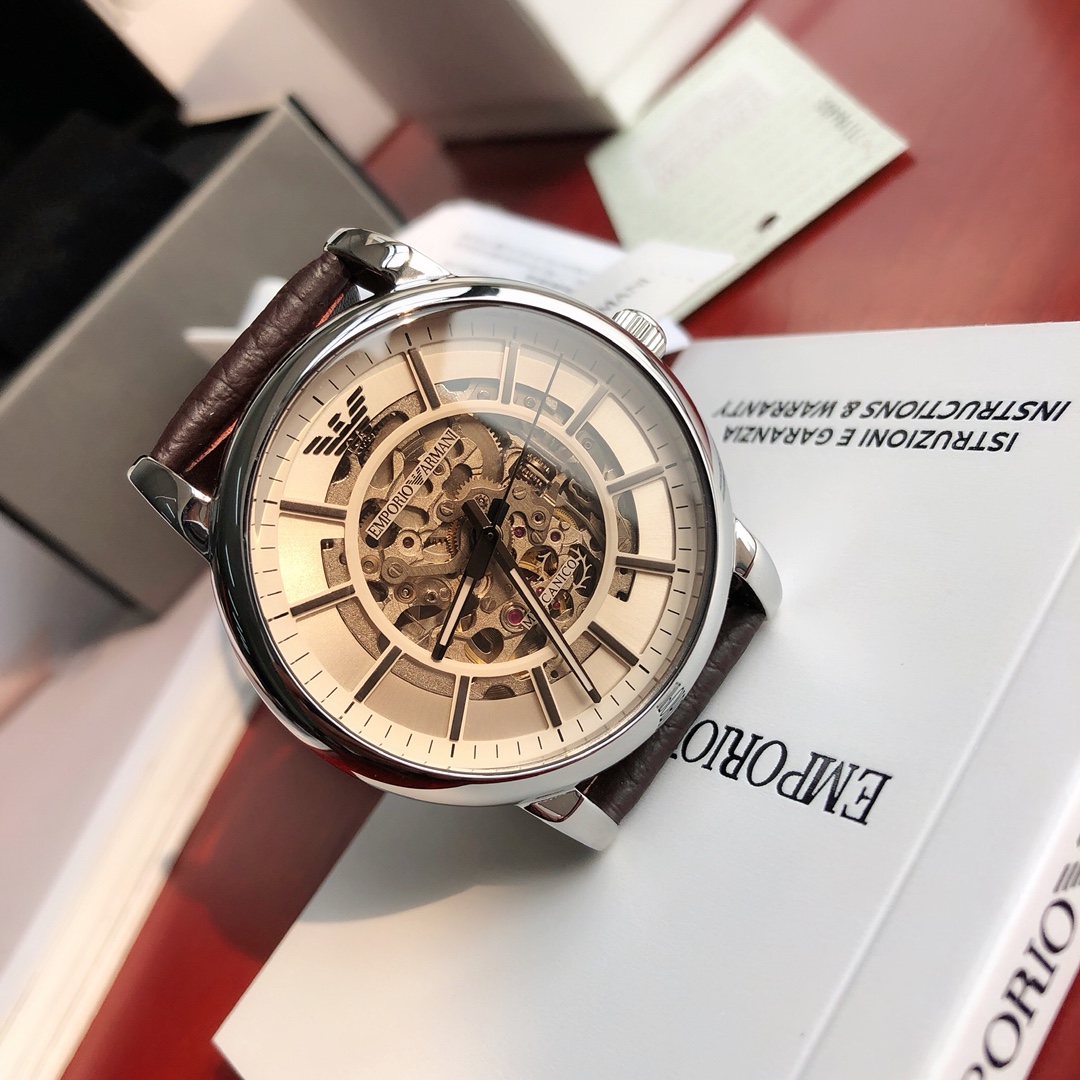 批💰430配盒
Armani 阿玛尼全自动机械男表，原单硬货，型号AR1982，前后镂空设计，超级惊艳，原装全自动机械机芯，强化矿物质玻璃，316精钢壳套，进口牛皮表带，全套包装一手价出，表径约43mm。支持任意对比！请认准独家品质，区分市场便宜货，配防伪标签，正品防调包标、防伪二维码，全套专柜包装！生活防水30米（注意⚠生活防水不防温水热水蒸气）请认准品质，放心购买。终身保修，不满意支持退换！