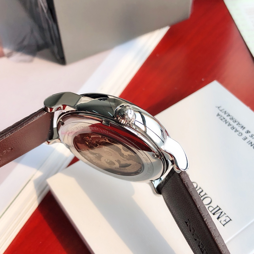 批💰430配盒
Armani 阿玛尼全自动机械男表，原单硬货，型号AR1982，前后镂空设计，超级惊艳，原装全自动机械机芯，强化矿物质玻璃，316精钢壳套，进口牛皮表带，全套包装一手价出，表径约43mm。支持任意对比！请认准独家品质，区分市场便宜货，配防伪标签，正品防调包标、防伪二维码，全套专柜包装！生活防水30米（注意⚠生活防水不防温水热水蒸气）请认准品质，放心购买。终身保修，不满意支持退换！