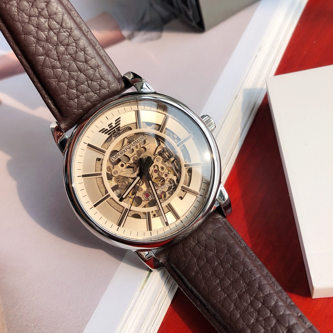 批💰430配盒
Armani 阿玛尼全自动机械男表，原单硬货，型号AR1982，前后镂空设计，超级惊艳，原装全自动机械机芯，强化矿物质玻璃，316精钢壳套，进口牛皮表带，全套包装一手价出，表径约43mm。支持任意对比！请认准独家品质，区分市场便宜货，配防伪标签，正品防调包标、防伪二维码，全套专柜包装！生活防水30米（注意⚠生活防水不防温水热水蒸气）请认准品质，放心购买。终身保修，不满意支持退换！