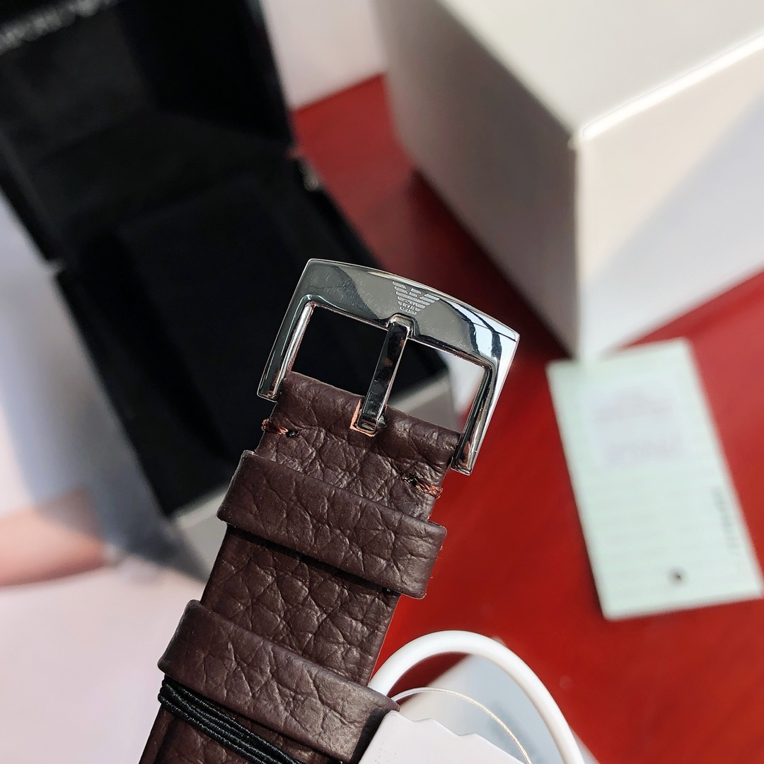 批💰430配盒
Armani 阿玛尼全自动机械男表，原单硬货，型号AR1982，前后镂空设计，超级惊艳，原装全自动机械机芯，强化矿物质玻璃，316精钢壳套，进口牛皮表带，全套包装一手价出，表径约43mm。支持任意对比！请认准独家品质，区分市场便宜货，配防伪标签，正品防调包标、防伪二维码，全套专柜包装！生活防水30米（注意⚠生活防水不防温水热水蒸气）请认准品质，放心购买。终身保修，不满意支持退换！