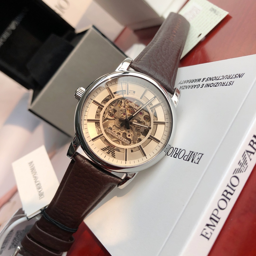 批💰430配盒
Armani 阿玛尼全自动机械男表，原单硬货，型号AR1982，前后镂空设计，超级惊艳，原装全自动机械机芯，强化矿物质玻璃，316精钢壳套，进口牛皮表带，全套包装一手价出，表径约43mm。支持任意对比！请认准独家品质，区分市场便宜货，配防伪标签，正品防调包标、防伪二维码，全套专柜包装！生活防水30米（注意⚠生活防水不防温水热水蒸气）请认准品质，放心购买。终身保修，不满意支持退换！