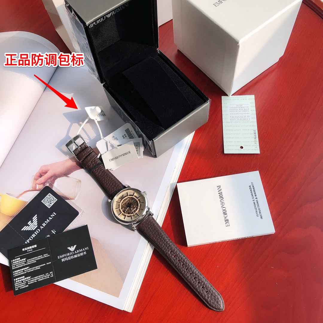批💰430配盒
Armani 阿玛尼全自动机械男表，原单硬货，型号AR1982，前后镂空设计，超级惊艳，原装全自动机械机芯，强化矿物质玻璃，316精钢壳套，进口牛皮表带，全套包装一手价出，表径约43mm。支持任意对比！请认准独家品质，区分市场便宜货，配防伪标签，正品防调包标、防伪二维码，全套专柜包装！生活防水30米（注意⚠生活防水不防温水热水蒸气）请认准品质，放心购买。终身保修，不满意支持退换！