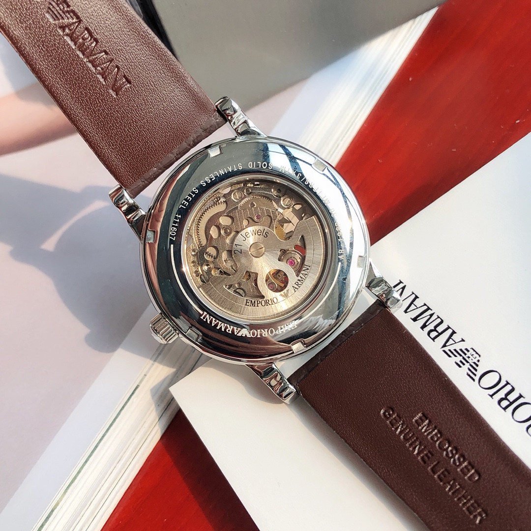 批💰430配盒
Armani 阿玛尼全自动机械男表，原单硬货，型号AR1982，前后镂空设计，超级惊艳，原装全自动机械机芯，强化矿物质玻璃，316精钢壳套，进口牛皮表带，全套包装一手价出，表径约43mm。支持任意对比！请认准独家品质，区分市场便宜货，配防伪标签，正品防调包标、防伪二维码，全套专柜包装！生活防水30米（注意⚠生活防水不防温水热水蒸气）请认准品质，放心购买。终身保修，不满意支持退换！