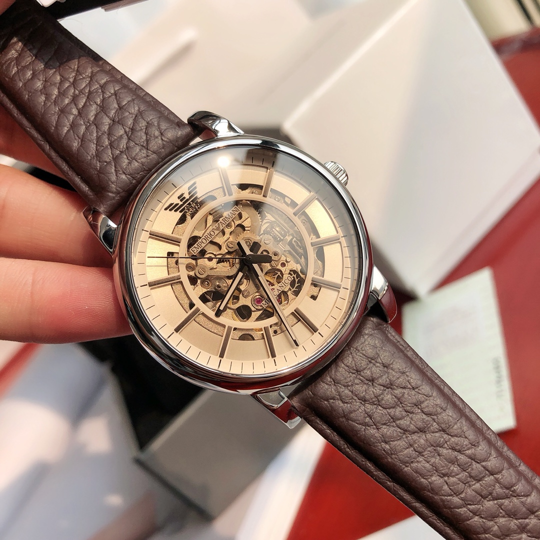 批💰430配盒
Armani 阿玛尼全自动机械男表，原单硬货，型号AR1982，前后镂空设计，超级惊艳，原装全自动机械机芯，强化矿物质玻璃，316精钢壳套，进口牛皮表带，全套包装一手价出，表径约43mm。支持任意对比！请认准独家品质，区分市场便宜货，配防伪标签，正品防调包标、防伪二维码，全套专柜包装！生活防水30米（注意⚠生活防水不防温水热水蒸气）请认准品质，放心购买。终身保修，不满意支持退换！