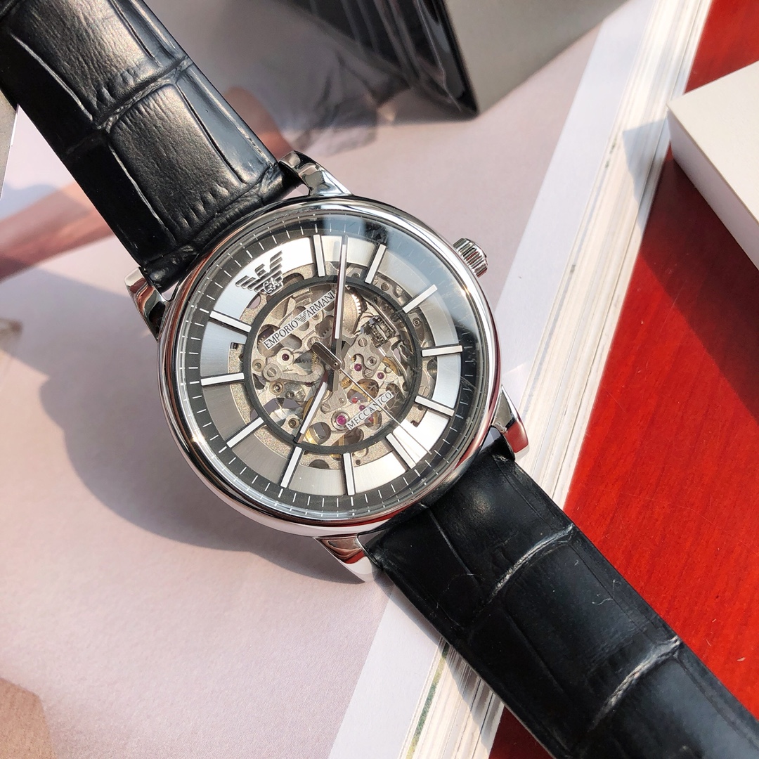 批💰430配盒
Armani 阿玛尼全自动机械男表，原单硬货，型号AR1981，前后镂空设计，超级惊艳，原装全自动机械机芯，强化矿物质玻璃，316精钢壳套，进口牛皮表带，全套包装一手价出，表径约43mm。支持任意对比！请认准独家品质，区分市场便宜货，配防伪标签，正品防调包标、防伪二维码，全套专柜包装！生活防水30米（注意⚠生活防水不防温水热水蒸气）请认准品质，放心购买。终身保修，不满意支持退换！