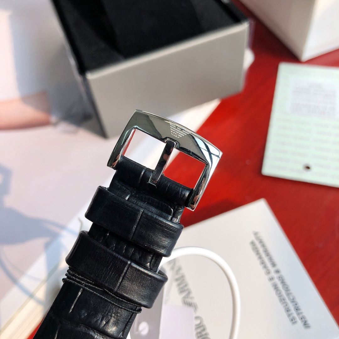 批💰430配盒
Armani 阿玛尼全自动机械男表，原单硬货，型号AR1981，前后镂空设计，超级惊艳，原装全自动机械机芯，强化矿物质玻璃，316精钢壳套，进口牛皮表带，全套包装一手价出，表径约43mm。支持任意对比！请认准独家品质，区分市场便宜货，配防伪标签，正品防调包标、防伪二维码，全套专柜包装！生活防水30米（注意⚠生活防水不防温水热水蒸气）请认准品质，放心购买。终身保修，不满意支持退换！