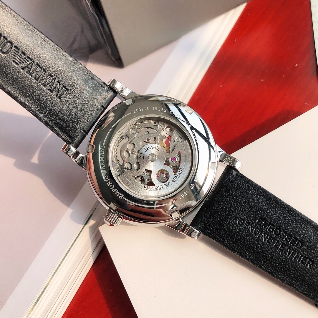 批💰430配盒
Armani 阿玛尼全自动机械男表，原单硬货，型号AR1981，前后镂空设计，超级惊艳，原装全自动机械机芯，强化矿物质玻璃，316精钢壳套，进口牛皮表带，全套包装一手价出，表径约43mm。支持任意对比！请认准独家品质，区分市场便宜货，配防伪标签，正品防调包标、防伪二维码，全套专柜包装！生活防水30米（注意⚠生活防水不防温水热水蒸气）请认准品质，放心购买。终身保修，不满意支持退换！