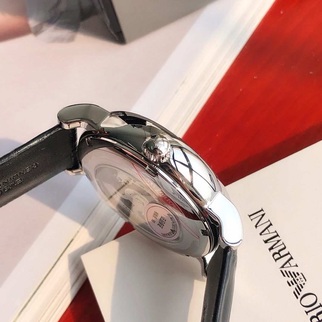 批💰430配盒
Armani 阿玛尼全自动机械男表，原单硬货，型号AR1981，前后镂空设计，超级惊艳，原装全自动机械机芯，强化矿物质玻璃，316精钢壳套，进口牛皮表带，全套包装一手价出，表径约43mm。支持任意对比！请认准独家品质，区分市场便宜货，配防伪标签，正品防调包标、防伪二维码，全套专柜包装！生活防水30米（注意⚠生活防水不防温水热水蒸气）请认准品质，放心购买。终身保修，不满意支持退换！