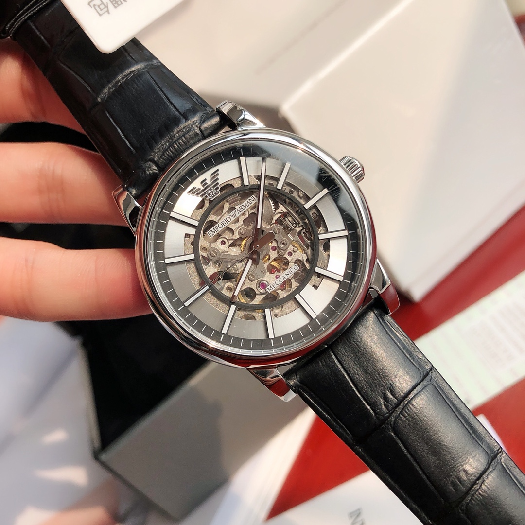 批💰430配盒
Armani 阿玛尼全自动机械男表，原单硬货，型号AR1981，前后镂空设计，超级惊艳，原装全自动机械机芯，强化矿物质玻璃，316精钢壳套，进口牛皮表带，全套包装一手价出，表径约43mm。支持任意对比！请认准独家品质，区分市场便宜货，配防伪标签，正品防调包标、防伪二维码，全套专柜包装！生活防水30米（注意⚠生活防水不防温水热水蒸气）请认准品质，放心购买。终身保修，不满意支持退换！