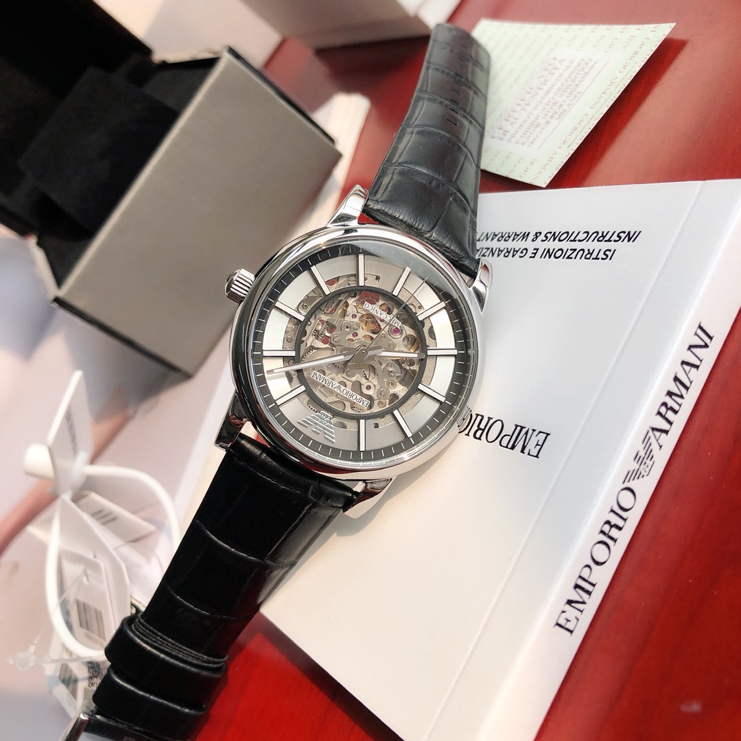 批💰430配盒
Armani 阿玛尼全自动机械男表，原单硬货，型号AR1981，前后镂空设计，超级惊艳，原装全自动机械机芯，强化矿物质玻璃，316精钢壳套，进口牛皮表带，全套包装一手价出，表径约43mm。支持任意对比！请认准独家品质，区分市场便宜货，配防伪标签，正品防调包标、防伪二维码，全套专柜包装！生活防水30米（注意⚠生活防水不防温水热水蒸气）请认准品质，放心购买。终身保修，不满意支持退换！