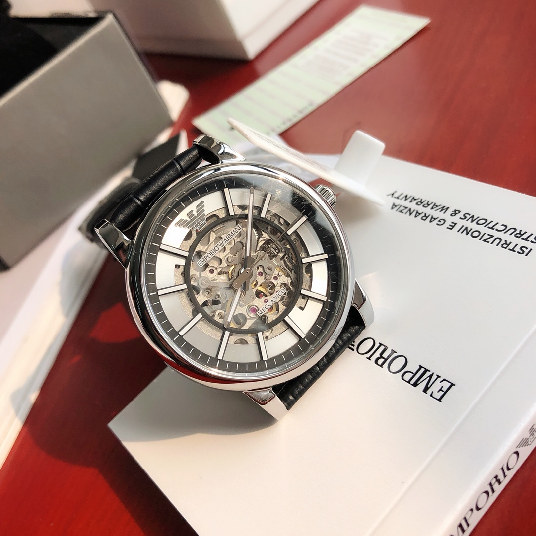 批💰430配盒
Armani 阿玛尼全自动机械男表，原单硬货，型号AR1981，前后镂空设计，超级惊艳，原装全自动机械机芯，强化矿物质玻璃，316精钢壳套，进口牛皮表带，全套包装一手价出，表径约43mm。支持任意对比！请认准独家品质，区分市场便宜货，配防伪标签，正品防调包标、防伪二维码，全套专柜包装！生活防水30米（注意⚠生活防水不防温水热水蒸气）请认准品质，放心购买。终身保修，不满意支持退换！