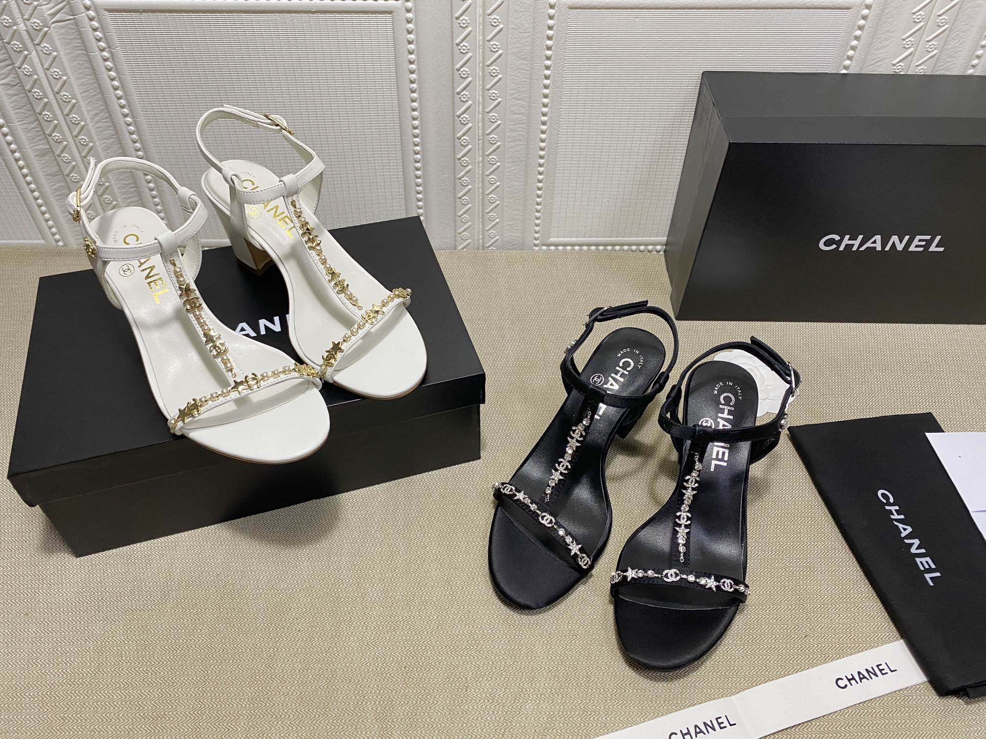 K0   Chanel 香奈儿2022春夏星星🌟钻链条粗跟凉鞋来了✨款式简约大方，百搭时尚元素，淑女优雅尽显奢华💃💃钻石镶登嵌场，非常独特，而且颜值都别特高，正品材质，黑色进口绸丝与水钻，白色小皮羊与水钻顶级版本。