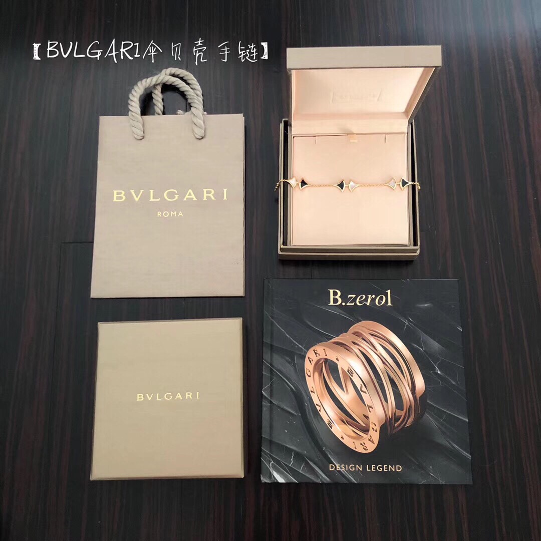 NO:635222,88360 [Sterling Silver Seiko Version] [B Umbrella Shell Bracelet] Oh my gosh, you must buy a very versatile and high-end bracelet. ZP is made of real gold. We use sterling silver and follow the spiritual process of making gold products, facing ZP to make [Seiko Sterling Silver Version]. We can condense the craftsmanship of tens of thousands of ZP at a price of several hundred. I can really say that the master chef in our factory is amazing.  First, each of the 12 natural stone accessories has natural stones on the front and back, 6 accessories, 6 black agate, 6 natural white shells, and this huge one has a hand feel, ZP real gold is heavy, our sterling silver Seiko is also very heavy, you can feel the hand feel when you get it  Second, the process is the most difficult. The embedded chain connects the chain and the accessory. It is not a simple positioning and welding, but a semi-chain embedded. If positioning and welding costs manual labor, then the semi-chain embedded not only costs money and material resources, but more importantly, it takes brainpower. It can be said that most people cannot do this. You can look at the details of the process and feel what I emphasized [half-chain embedded connection]. It will not be made public here. If you develop this effect, you know, there are too many people who are behind me.  Third, you can feel the color of electroplating for yourself. ZP real gold rose gold electroplating is very yellow, with a bit of champagne gold in the yellow, which is very textured, rather than the low reddish color on the market [witty][witty],,bracelet,pure silver,Cardia high-end jewelry1986090988360【纯银精工版】【B伞贝壳手链】Oh my gosh,一定要入非常非常百搭且很有高级感的一款手链,ZP为真金的材质,我们采用纯银,按照做金货的精神工艺流程,对着ZP,做出来【精工纯银版】,用大几百的价格浓缩出好几万的ZP的工艺,真心可以说,我们厂里的老师傅太太太厉害了 第一,12颗天然石配件每个配件都是正反面有天然石的,6个配件,6颗黑玛瑙,6颗天然白贝壳,而且,这个巨巨巨有手感,ZP真金沉甸甸的,我们的纯银精工,一样非常的沉甸甸,到手你们可以感受一下那个手感 第二,工艺最大难度,嵌入式链条衔接链条跟配件的衔接位置,不是单纯的定位烧焊,而是半链条的嵌入式如果说定位烧焊费的是手工人工,那么半链条的神嵌入式不仅费财力物力,更重要费脑力可以说,一般人做不到这个工艺细节你们看图,感受一下我强调的【半链条嵌入式衔接】,这里不公开如果开发这个效果,你们懂的,跟我屁股后边做差的人太多 第三,电镀电镀的颜色你们自己感受哈,ZP真金玫瑰金电镀是很黄的,黄中有点香槟金的很有质感的,而不是市面很low的发红的颜色[机智][机智],,bracelet,pure silver,卡迪亚高端饰品,Jewelry