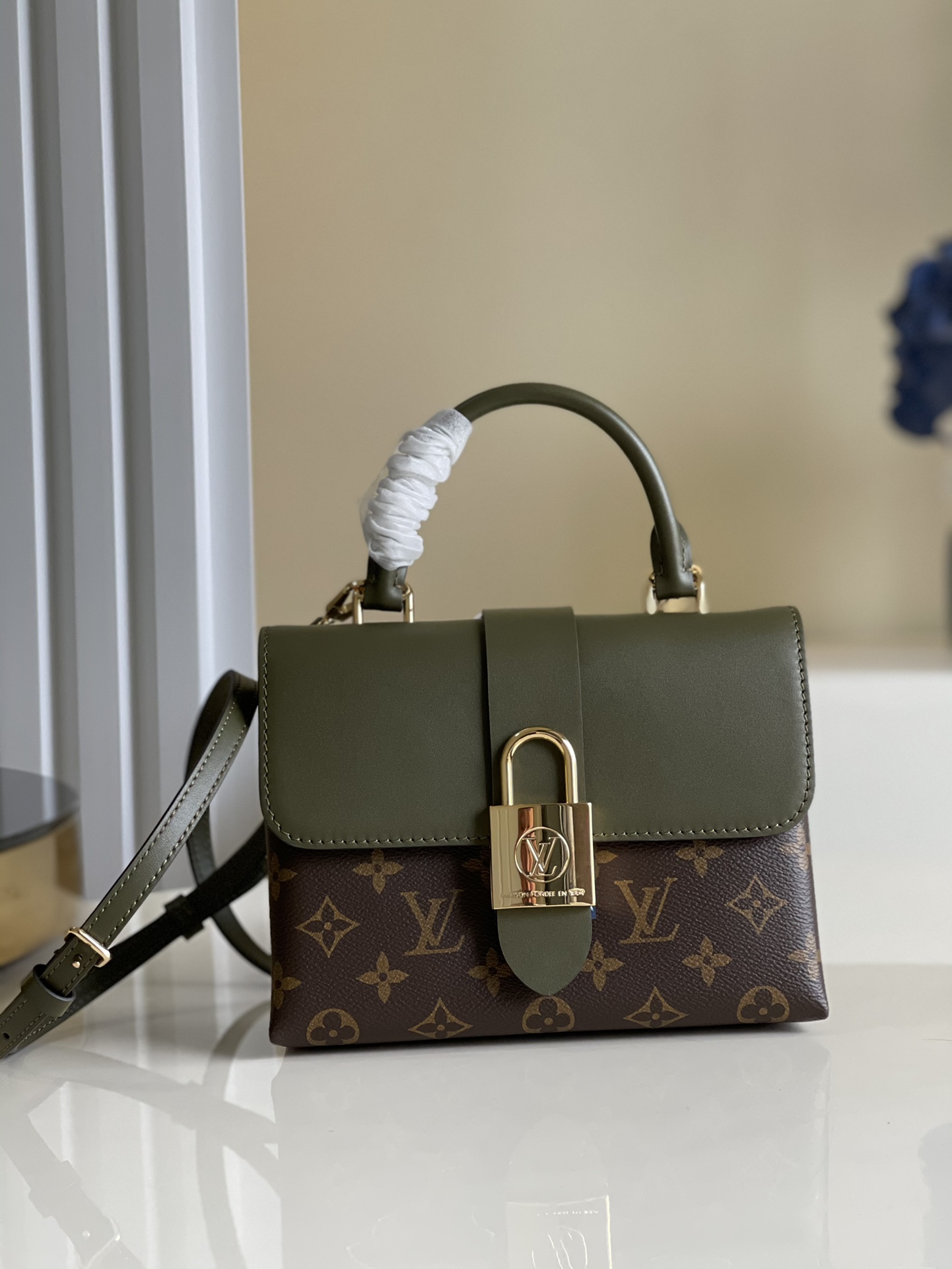 NO:396694,【Exclusive real photo M44797】LOCKY BB handbag This small and stylish Locky BB handbag is made of Monogram canvas and cowhide, with eye-catching large-size gold padlock locks, combining exquisite connotation and fashionable personality. It can be carried in various ways, suitable for different moods and occasions, making the fashion layout adjustable and can be carried by hand, hand-held, or with the help of a removable bag with shoulder or crossbody. Size 21.0 x 17.0 x 8.0 cm F.,LV [original leather],louis vuitton,cowhide19860909【独家实拍M44797】LOCKY BB 手袋 这款小巧而有型的Locky BB手袋采用Monogram帆布和牛皮材质,配有醒目的大尺寸金色挂锁锁扣,兼具精致内涵与时尚个性.可以多种方式背携,适合不同心境与场合,令时尚格调整日如影随形可手提、手挽,或借助可拆卸包带肩背或斜挎.尺寸21.0 x 17.0 x 8.0 cm F.,LV【原厂皮】,louis vuitton,cowhide,Bag