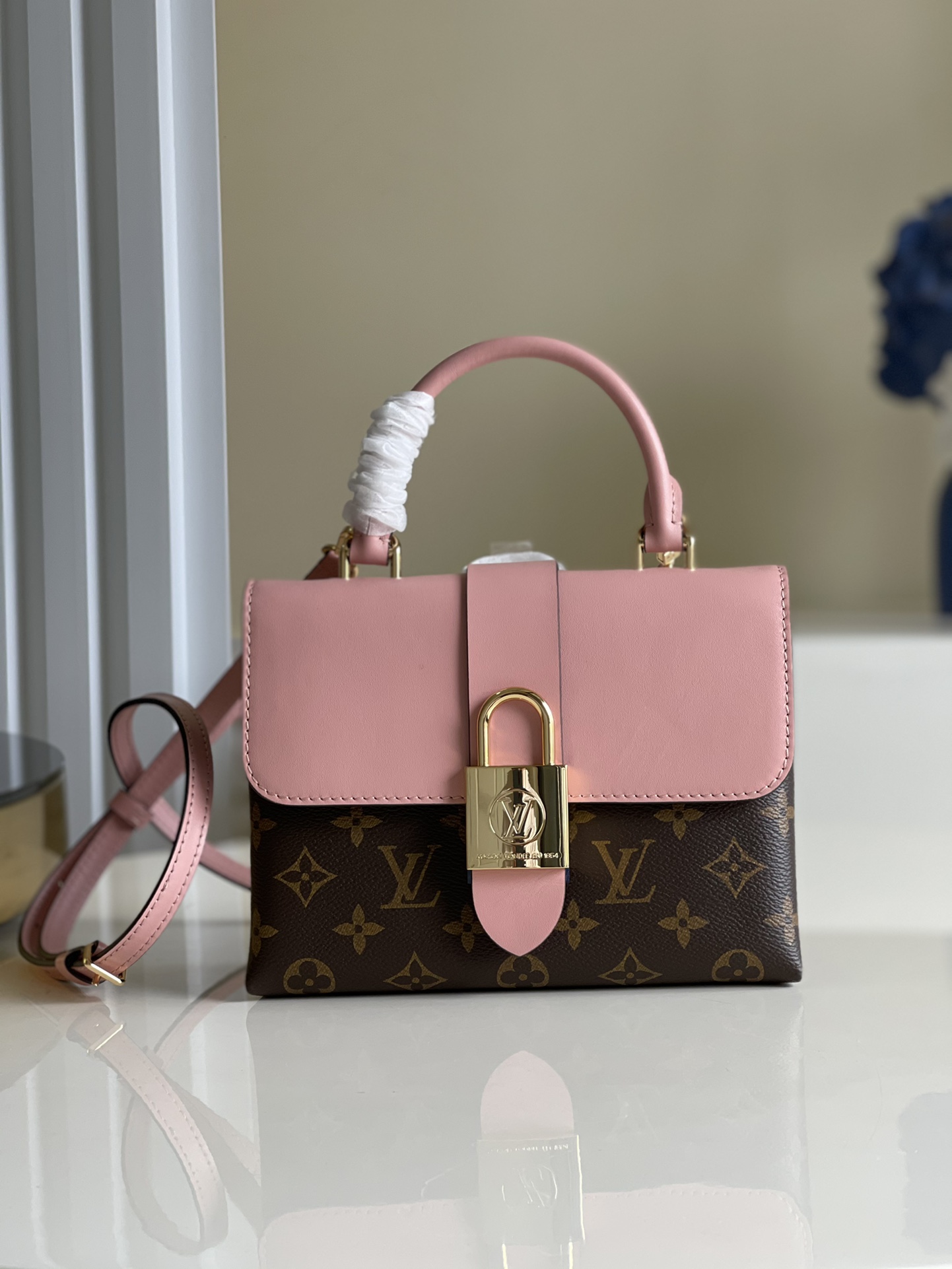 NO:396700,【Exclusive real photo M44080】LOCKY BB handbag This small and stylish Locky BB handbag is made of Monogram canvas and cowhide, with a striking large-size gold padlock lock, which combines exquisite connotation and fashionable personality. It can be carried in various ways, suitable for different moods and occasions, making the fashion layout adjustable and can be carried by hand, hand-held, or with the help of a removable bag with shoulder or crossbody. Size 21.0 x 17.0 x 8.0 cm F.,LV [original leather],louis vuitton,cowhide19860909【独家实拍M44080】LOCKY BB 手袋 这款小巧而有型的Locky BB手袋采用Monogram帆布和牛皮材质,配有醒目的大尺寸金色挂锁锁扣,兼具精致内涵与时尚个性.可以多种方式背携,适合不同心境与场合,令时尚格调整日如影随形可手提、手挽,或借助可拆卸包带肩背或斜挎.尺寸21.0 x 17.0 x 8.0 cm F.,LV【原厂皮】,louis vuitton,cowhide,Bag